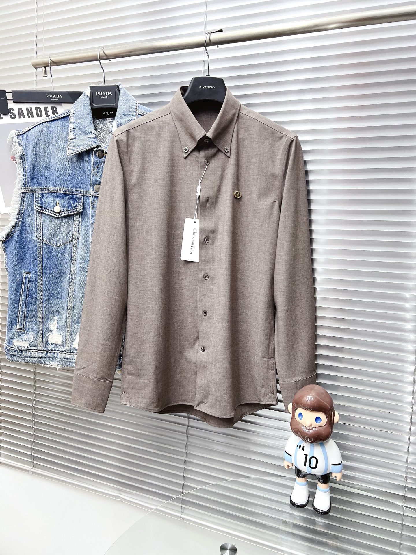 NO:601819,Dior Dior 25ss new long-sleeved shirt is overall light and luxurious, with perfect details, which proves the original craftsmanship. The customer chooses Turkish high-count platinum-level fabrics. The comfort is self-evident, the appearance is extremely high-quality, and the shape lines are smooth and perfect. As a good-looking item, it can dominate the mix and match of the entire dressing season. It is quite eye-catching whether worn alone or inside. The upper body effect is great, elegant and intellectual, and it is easy to highlight the type of temperament!  Size M-3XL,,dior,dior,shirts,alexander wang19860909Dior迪奥 25ss新款长袖衬衫,整体轻奢高级,细节完美如斯,印证了原厂的匠心工艺,客供甄选土耳其高支白金级面料,舒适度不言而喻,品相极为优等,版型线条流畅完美,作为颜值系的一款单品,可以主导整个穿搭季的混搭,无论单穿或者内搭都颇为吸睛,上身效果超赞,优雅而知性,极易凸显出气质的类型！ 尺码M-3XL,,dior,dior,shirts,alexander wang,Men's clothing