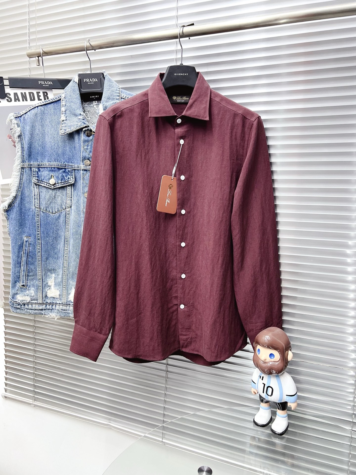 NO:601822,The new LP 15ss long-sleeved shirt is overall light and luxurious, with perfect details, which proves the craftsmanship of the original factory. The customer chooses Turkish high-count platinum-level fabrics. The comfort is self-evident, the appearance is extremely high-quality, and the shape lines are smooth and perfect. As a good-looking item, it can dominate the mix and match of the entire dressing season. It is quite eye-catching whether worn alone or inside. The upper body effect is superb, elegant and intellectual, and it is easy to highlight the type of temperament!  Size M-3XL,,loro piana,shirts,alexander wang19860909LP 15ss新款长袖衬衫,整体轻奢高级,细节完美如斯,印证了原厂的匠心工艺,客供甄选土耳其高支白金级面料,舒适度不言而喻,品相极为优等,版型线条流畅完美,作为颜值系的一款单品,可以主导整个穿搭季的混搭,无论单穿或者内搭都颇为吸睛,上身效果超赞,优雅而知性,极易凸显出气质的类型！ 尺码M-3XL,,loro piana,shirts,alexander wang,Men's clothing