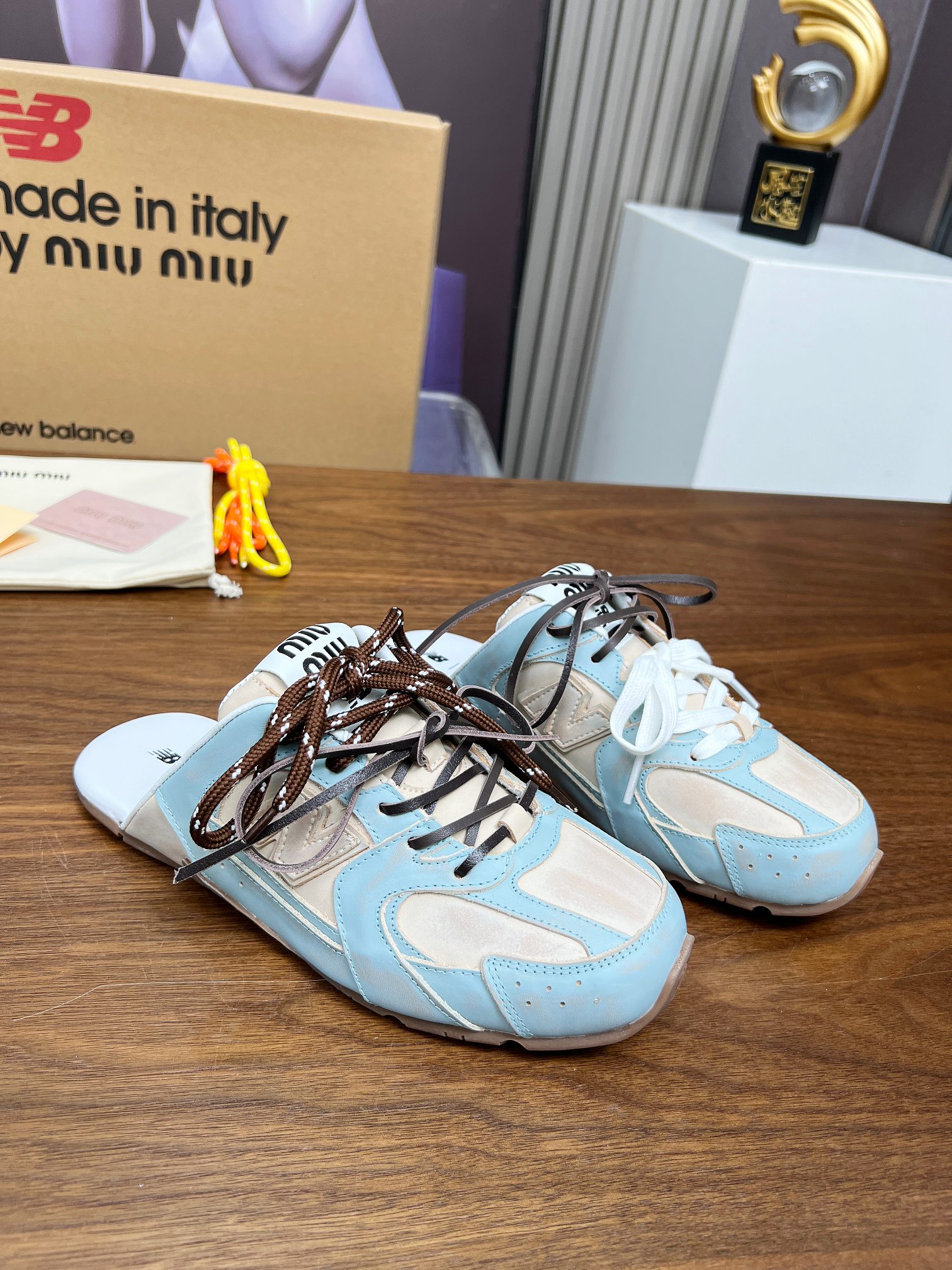 NO:344287,A total of 46 colors are available in real price, 9 colors of semi-sli, 3 colors of semi-sli, 19 colors of single shoes, 3 colors of Maori, 8 colors of mesh, 4 colors of internal height MiuMiu x New Balance Co-branded NB530 couples casual sneakers Forrest Gump shoes Deshu shoes Original purchase and development Miu Miu x New Balance classic NB530 sneakers have introduced its own iterative version 530SL. The sneakers adopt deconstruction and lightweight design, with brown and beige colors, with a bit of antique old fabric covering New Balance The 530 outline, deliberately worn and uneven leather tones, gives the buckle shoes a different personality. This co-branded shoe is equipped with a pair of shoelaces, including white, orange, brown and yellow shoelaces, creating a casual tying feeling, giving it a bit more overall feeling. Boyish and sexy fabric: original custom imported cowhide inner sheepskin + breathable cloth original sole open mold and anti-slip rubber sole size for women 35-40 size for men 39-45, miumiu, sneakers, cowhide, sheepskin19860909实价总共46个颜色半拖皮里9个颜色,半拖毛里3个颜色,单鞋19个颜色,毛里3个颜色,网面8个颜色,内增高4个颜色 MiuMiu缪缪 x New Balance 联名款NB530情侣款 休闲 运动鞋 阿甘鞋 德训鞋 原版购入开发做货 Miu Miu x New Balance 经典NB530运动鞋中汲取灵感推出了自己的迭代版本530SL.该运动鞋采用解构和轻盈的设计,有棕色和米色配色,带点彷旧日的布料包覆着 New Balance 530的轮廓,刻意磨损、不均匀的皮革色调,让波鞋多了不同的个性这款联名鞋款配有双鞋带设计,包括白色、橙色、棕色和黄色鞋带,营造出随性系起的感觉,为整体感又多了几分 Boyish 以及率性感 面料:原版定制进口头层牛皮 内里羊皮里+透气布 鞋底原版开模防滑生胶底 码数女码35--40 码数男码39--45,,miumiu,sneakers,cowhide,sheepskin,Men's shoes