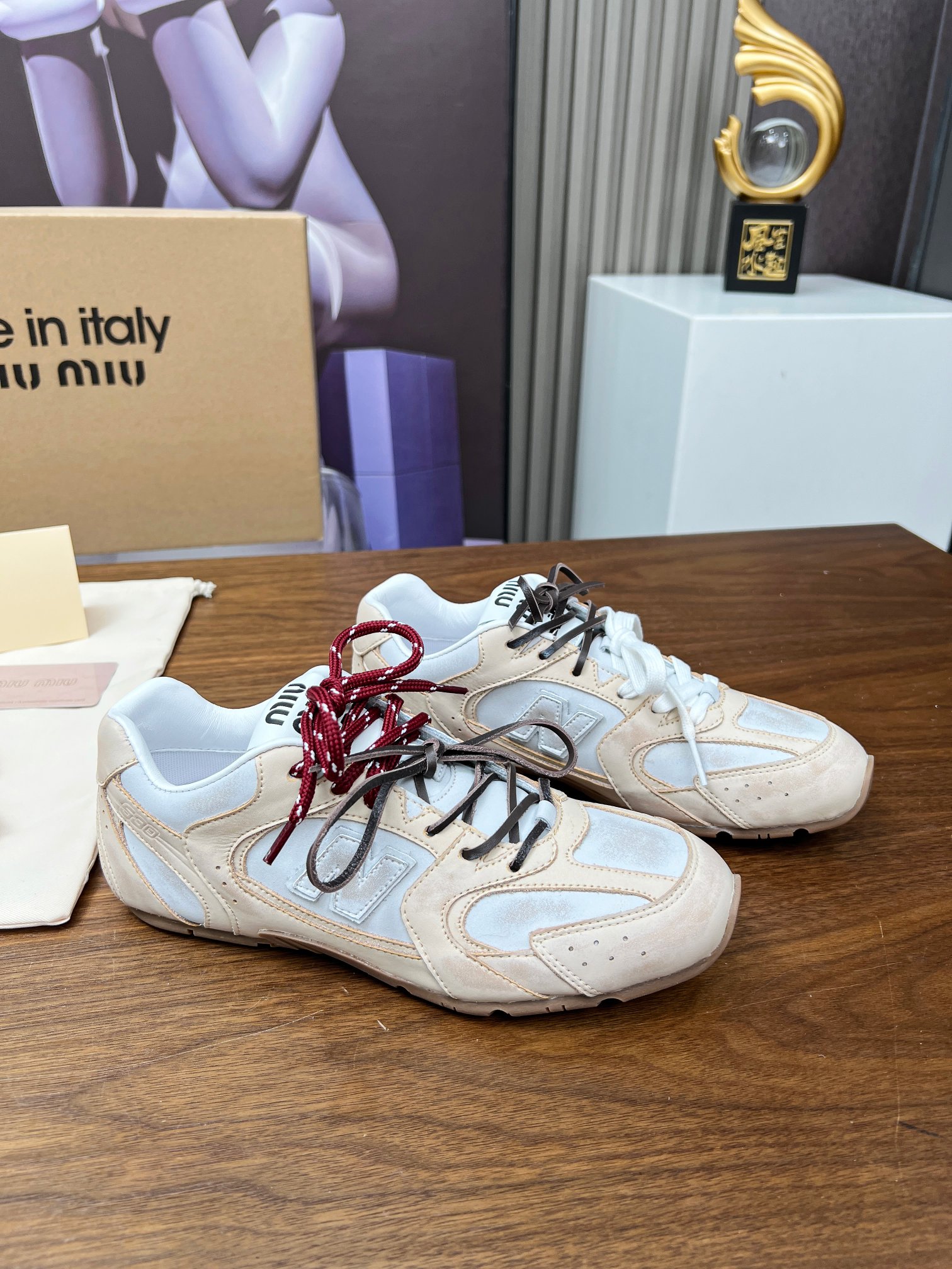 NO:344301,A total of 46 colors are available in real price, 9 colors of semi-sli, 3 colors of semi-sli, 19 colors of single shoes, 3 colors of Maori, 8 colors of mesh, 4 colors of internal height MiuMiu x New Balance Co-branded NB530 couples casual sneakers Forrest Gump shoes Deshu shoes Original purchase and development Miu Miu x New Balance classic NB530 sneakers have introduced its own iterative version 530SL. The sneakers adopt deconstruction and lightweight design, with brown and beige colors, with a bit of antique old fabric covering New Balance The 530 outline, deliberately worn and uneven leather tones, gives the buckle shoes a different personality. This co-branded shoe is equipped with a pair of shoelaces, including white, orange, brown and yellow shoelaces, creating a casual tying feeling, giving it a bit more overall feeling. Boyish and sexy fabric: original custom imported cowhide inner sheepskin + breathable cloth original sole open mold and anti-slip rubber sole size for women 35-40 size for men 39-45, miumiu, sneakers, cowhide, sheepskin19860909实价总共46个颜色半拖皮里9个颜色,半拖毛里3个颜色,单鞋19个颜色,毛里3个颜色,网面8个颜色,内增高4个颜色 MiuMiu缪缪 x New Balance 联名款NB530情侣款 休闲 运动鞋 阿甘鞋 德训鞋 原版购入开发做货 Miu Miu x New Balance 经典NB530运动鞋中汲取灵感推出了自己的迭代版本530SL.该运动鞋采用解构和轻盈的设计,有棕色和米色配色,带点彷旧日的布料包覆着 New Balance 530的轮廓,刻意磨损、不均匀的皮革色调,让波鞋多了不同的个性这款联名鞋款配有双鞋带设计,包括白色、橙色、棕色和黄色鞋带,营造出随性系起的感觉,为整体感又多了几分 Boyish 以及率性感 面料:原版定制进口头层牛皮 内里羊皮里+透气布 鞋底原版开模防滑生胶底 码数女码35--40 码数男码39--45,,miumiu,sneakers,cowhide,sheepskin,Men's shoes