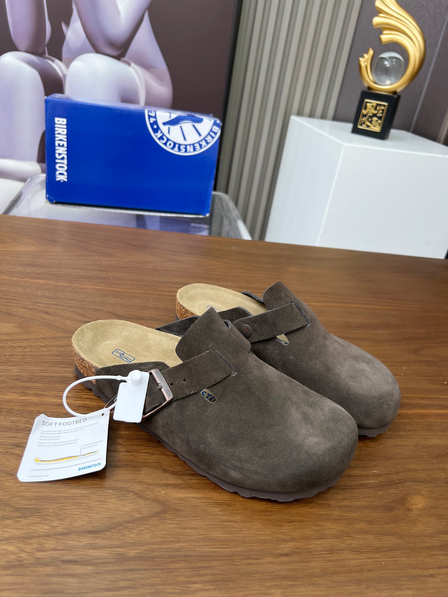 NO:350316,Real-priced Birken shoes, bag-toe semi-mopping, second uncle sandals. It is very simple without too much decoration, but it has a bit retro flavor, cute and cute, and it looks good when you match it casually!  Consistently minimalist style, without any logo embellishment, easy to hold, loose feel, semi-outsourcing, protecting toes. Ergonomic design, scattering foot pressure, comfortable and full of comfort, and no pressure on the whole day!  The whole pair of shoes seems simple, but the craftsmanship is difficult... The casual and lazy design style can be easily controlled whether it is eight commuting or sunrise. Fashion and comfort coexist. It is the essential item in summer and spring. Women's size 35--40, men's size 40--45,,,,sandals19860909实价·勃肯鞋,包头半拖、二舅拖凉鞋 没有过多的装饰很简单,但带有点复古味杲萌可爱随意搭配都好看！一贯极简风格 没有任何 logo点缀 轻拿松捏松弛的感秘籍半外包观保护脚趾. 人体工学设分计散脚步压力 舒度适拉满 暴走整一天毫无压力！ 整双鞋子看似简单其实工艺很难…… 随性慵懒的计设风格 无论早是八通勤还是日出常行都能轻松驾驭～时尚与适舒并存～夏春必备单品是就它了 女码35--40, 男码40--45,,,sandals,Men's shoes