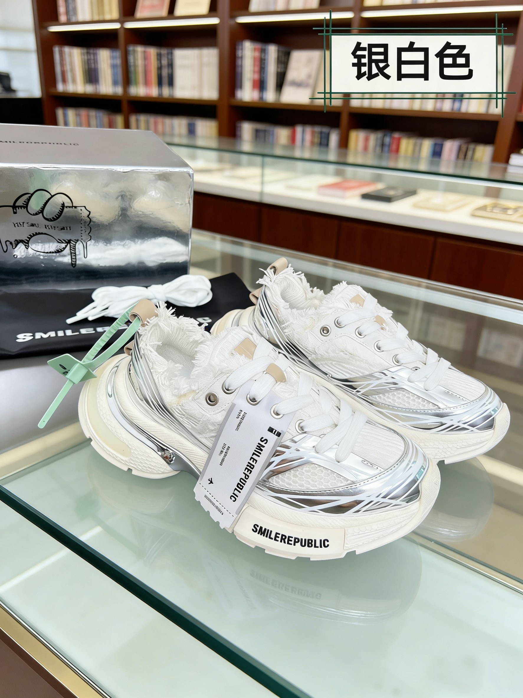 NO:690295,SMILEREPUBLIC SKYLINE·Tan Jianci silver-white mesh is hand-made, shock-absorbing, breathable and wrapped, low-top dad shoes, same style for men and women!  There are so many trendy celebrities and Internet celebrities who look so cool on their feet, both in terms of looks and comfort, I really can’t resist!  !  I would call this pair of shoes a pair of thick-soled shoes that are very versatile. The appearance of the shoes is quite large!  The huge upper toes make the legs longer and thinner, making them look more delicate. The height is increased by about 4.5cm, which is good news for short people. The inkjet graffiti distressing process is complicated, and the upper toes show more personality!  Material: special material splicing craft leather, breathable cloth lining, outsole, original TPU combination outsole, bottom thickness 4.5cm, size for women 35--40, custom-made size for women 40, size men's size 39--45, custom-made size for men 45,19860909SMILEREPUBLIC SKYLINE·檀健次银白网布手工做旧 减震透气包裹性增高 低帮 老爹鞋 男女同款！ 超多潮人明星网红上脚好酷炫的不论是颜值还是舒适度都yyds,真的抵抗不了！！ 这双鞋子我愿称作厚底鞋天花板好百搭的一款鞋子,鞋子外观视角偏大！上脚巨显腿长和腿细显得好秀气,增高约4.5cm,矮个子福音,喷墨涂鸦作旧工艺复杂,上脚更显个性！ 材料特殊材料拼接工艺皮 内里透气布 大底原版TPU组合大底 底厚4.5cm 码数女码 35--40,女40订做 码数男码 39--45,男45订做,,Men's shoes