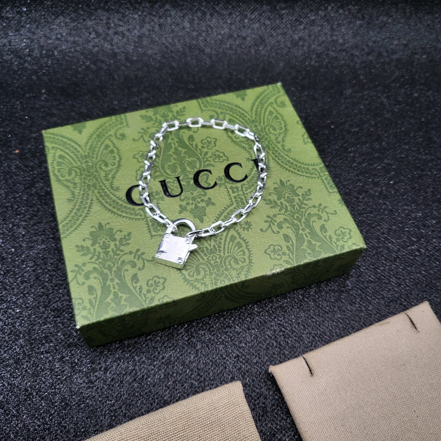 NO:112396,Counter hot products, direct sales from manufacturers, counter-to-version Guuc* bracelet Size 18-20-22, jewelry fine products, bracelet19860909专柜爆款 厂家直销 专柜对版 Guuc*手链 尺寸18-20-22,饰品精品,bracelet,Jewelry