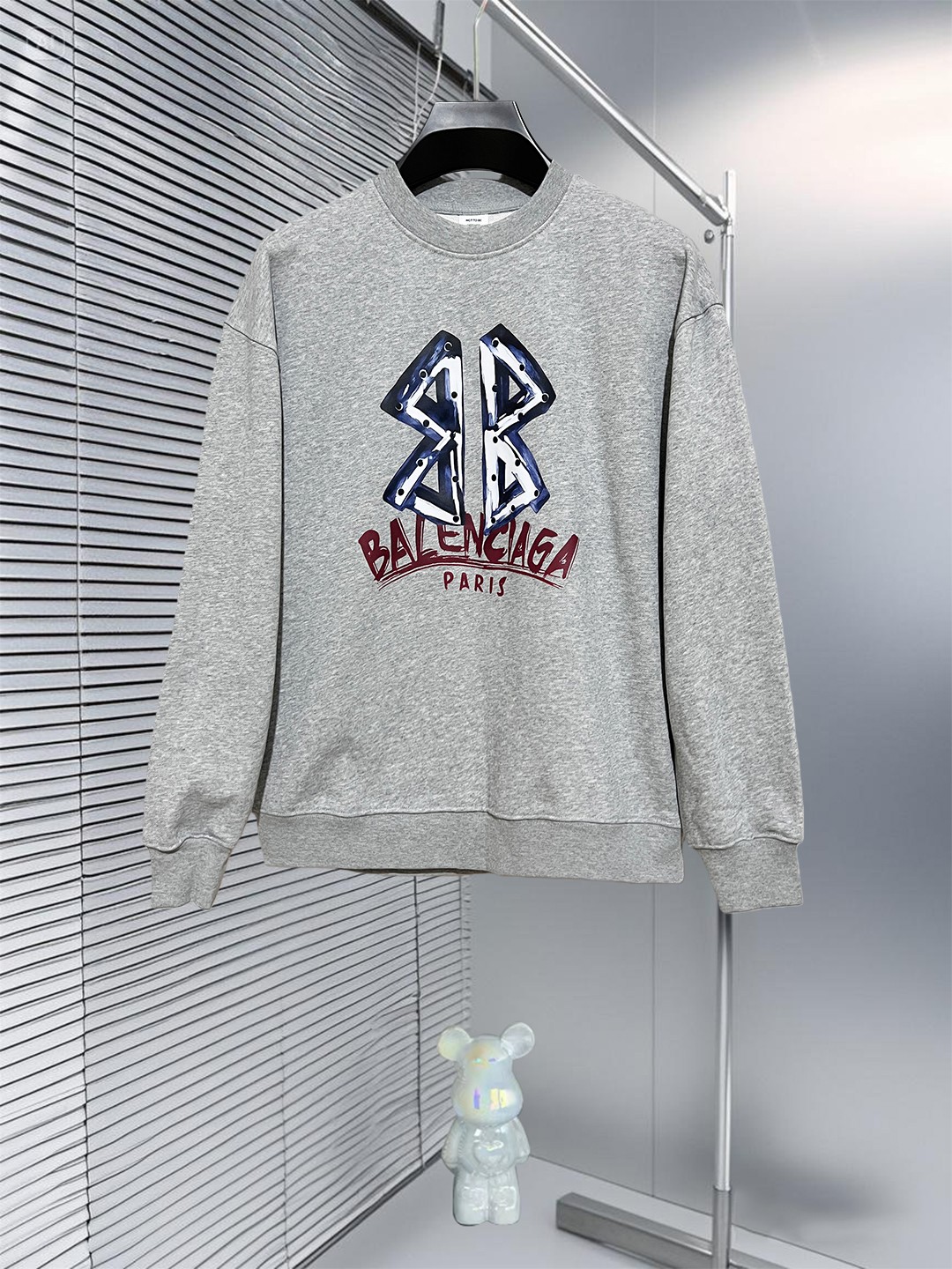 P125 Balenciaga 👍 nueva sudadera con capucha de corte amplio para principios de otoño, unisex. Atractiva y única, esta…
