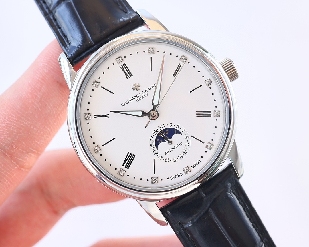 NO:389065,White shell, gold shell ②0②④ Taiwan factory masterpiece, the highest version of the market's latest recommended model of Vacheron Constantin's historical masterpiece, Vacheron Constantin. Moon phase series. Men's watch is simple and atmospheric. [Victory] equipped with precise Swiss ETA2824-2 movement (6-character real calendar and 24-hour sun, moon and star function) 40mm diameter, 316 stainless steel case, wear-resistant and scratch-resistant sapphire glass, original quality pin buckle, super waterproof function, paired with Italian cowhide to make the wrist fit and comfortable!  The Vacheron Constantin series produced by TW factory integrates the most unique DNA of Vacheron Constantin and is a symbol of Vacheron Constantin's ultimate elegance, fully reflecting the purest tradition of the high-end watchmaking industry!  Suitable for all kinds of business occasions, simple, refined and elegant!  white shell, gold shell, vacheron, cowhide19860909白壳,金壳 ②0②④台湾厂力作,市场最高版本江诗丹顿历史名作最新推荐款,江诗丹顿.月相系列.男士腕表简单不失大气[胜利]搭载精准瑞士ETA2824-2机芯（6字位真日历与24小时日月星辰功能）40mm表径,316精钢表壳,耐磨抗刮蓝宝石玻璃,原装品质针扣,具备超强防水功能,搭配意大利牛皮让手腕更贴合舒适！TW工厂出品的江诗.丹顿传袭系列融汇了江诗.丹顿最独特的DNA,是江诗丹顿极致优雅的象征,充分体现了高级制表业最纯粹的传统！适合各种商务场合,简敛精致不失优雅！白壳,金壳,,vacheron,cowhide,Watch