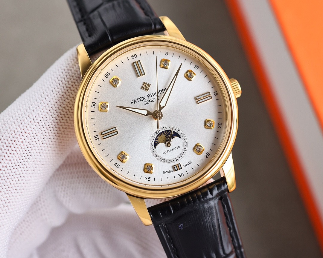 NO:389196,White shell and gold shell [classic model] ②④ Patek Philippe men's watch.  The watch moon phase series adheres to Patek Philippe's consistent tradition and more beautifully combines the 6-character calendar with the sun, moon and star phases that are popular among watch friends. Whether it is the classic and timeless dial design or the cool multilateral lines carved in stainless steel or rose gold, it is no exception. It also uses the Swiss ETA2824-6 movement, with a large moon phase of the function 6-character calendar, with a diameter of 40. Sapphire glass, Italian calfskin, original pin buckle.,, patek philippe, cowhide19860909白壳.金壳【经典款】②④百达翡丽Patek Philippe男士腕表．腕表月相系列,秉持了百达翡丽的一贯传统,更唯美的结合了6字位日历与被表友热捧的日月星相,无论是经典隽永的表盘设计,还是以精钢或玫瑰金雕凿的炫酷多边线条都不例外.更采用了瑞士ETA2824一6机芯 ,功能6字位日历大月相,表径40.蓝宝石玻璃.意大利小牛皮.原装针扣.,,patek philippe,cowhide,Watch