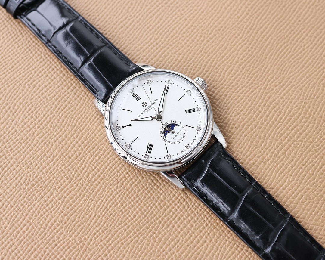 NO:389167,White-Gold. A masterpiece from Taiwan factory, the highest version of the market, the latest recommended model of Vacheron Constantin historical masterpiece, Vacheron Constantin. Moon phase series. Men's watch is simple and atmospheric. [Victory] equipped with precise Swiss ETA2824-2 movement (6-character real calendar and 24-hour sun, moon and star function) 40mm diameter, 316 stainless steel case, wear-resistant and scratch-resistant sapphire glass, original quality pin buckle, super waterproof function, paired with Italian cowhide to make the wrist fit and comfortable!  The Vacheron Constantin series produced by TW factory integrates the most unique DNA of Vacheron Constantin and is a symbol of Vacheron Constantin's ultimate elegance, fully reflecting the purest tradition of the high-end watchmaking industry!  Suitable for all kinds of business occasions, simple, refined and elegant, top-notch products, vacheron, cowhide19860909白-金.台湾厂力作,市场最高版本江诗丹顿历史名作最新推荐款,江诗丹顿.月相系列.男士腕表简单不失大气[胜利]搭载精准瑞士ETA2824-2机芯（6字位真日历与24小时日月星辰功能）40mm表径,316精钢表壳,耐磨抗刮蓝宝石玻璃,原装品质针扣,具备超强防水功能,搭配意大利牛皮让手腕更贴合舒适！TW工厂出品的江诗.丹顿传袭系列融汇了江诗.丹顿最独特的DNA,是江诗丹顿极致优雅的象征,充分体现了高级制表业最纯粹的传统！适合各种商务场合,简敛精致不失优雅顶级出品 精品不断,,vacheron,cowhide,Watch