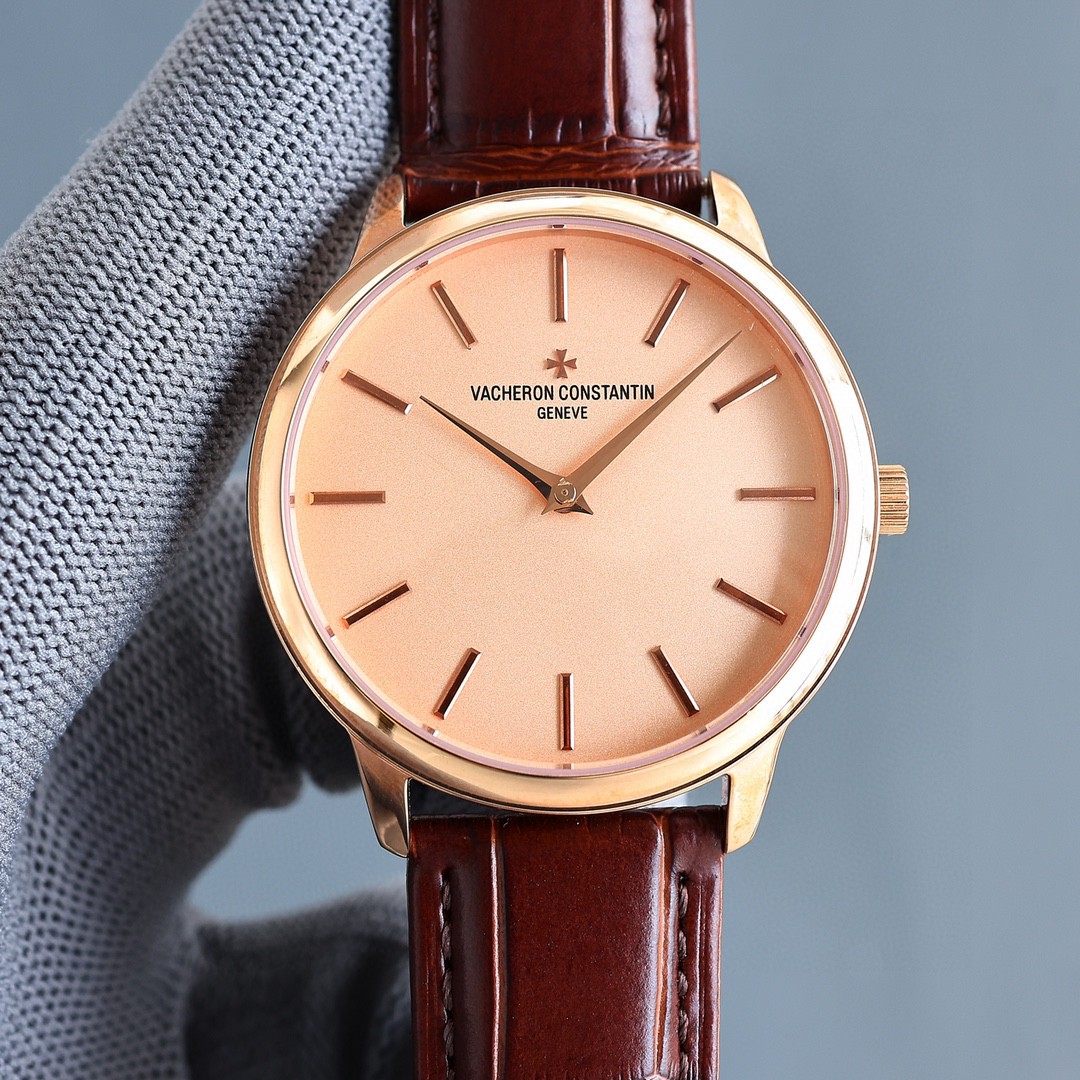 NO:148317,White gold [New Recommendation of MKF Factory] Jang Si. Denton Heritage Series Inheritance 81578] The highest replica version of the two-pin watch in the market!  1 [Case] ​​Size 40MMX8MM, perfectly round case, paired with a micro-solar lug design, makes it more suitable for the wearer's wrist. Each finished shell cover needs to be strictly controlled by strict quality to restore the unique texture of the authentic product. 2 [Carriage] The steel wheels and other parts of the 9015 movement are carefully decorated by watchmakers, and the automatic rotor is plated with 18k gold, which maximizes the original exquisite craftsmanship level. 3 [Carriage] The two sapphire glass mirrors on the front and back are both anti-disiasing coatings. 4 [Band] Double-layer Italian calfskin, paired with Malta cross pin buckles. MKF Factory's ingenious work Welcome to taste!  ,,cowhide19860909白 金【MKF Factory新款推荐】江诗.丹顿传承系列传承81578】市场最高复刻版本两针款腕表！ 1【表壳】尺寸40MMX8MM,完美圆形的表壳,搭配微孤式表耳设计,使之更加贴合佩戴者的手腕.每一个成品壳套,都需经过严格的质量把控,方能还原正品独特的质感. 2【机芯】9015机芯钢轮等部件均由制表师精工装饰,自动摆陀更是镀有18k金,最大限度呈现原装精湛的工艺水平. 3【表镜】前后两片蓝宝石玻璃镜面,均有防眩晕镀膜处理. 4【表带】双层意大利小牛皮,搭配马耳他十字针扣. MKF Factory匠心之作 欢迎您的品鉴！,,cowhide,Watch