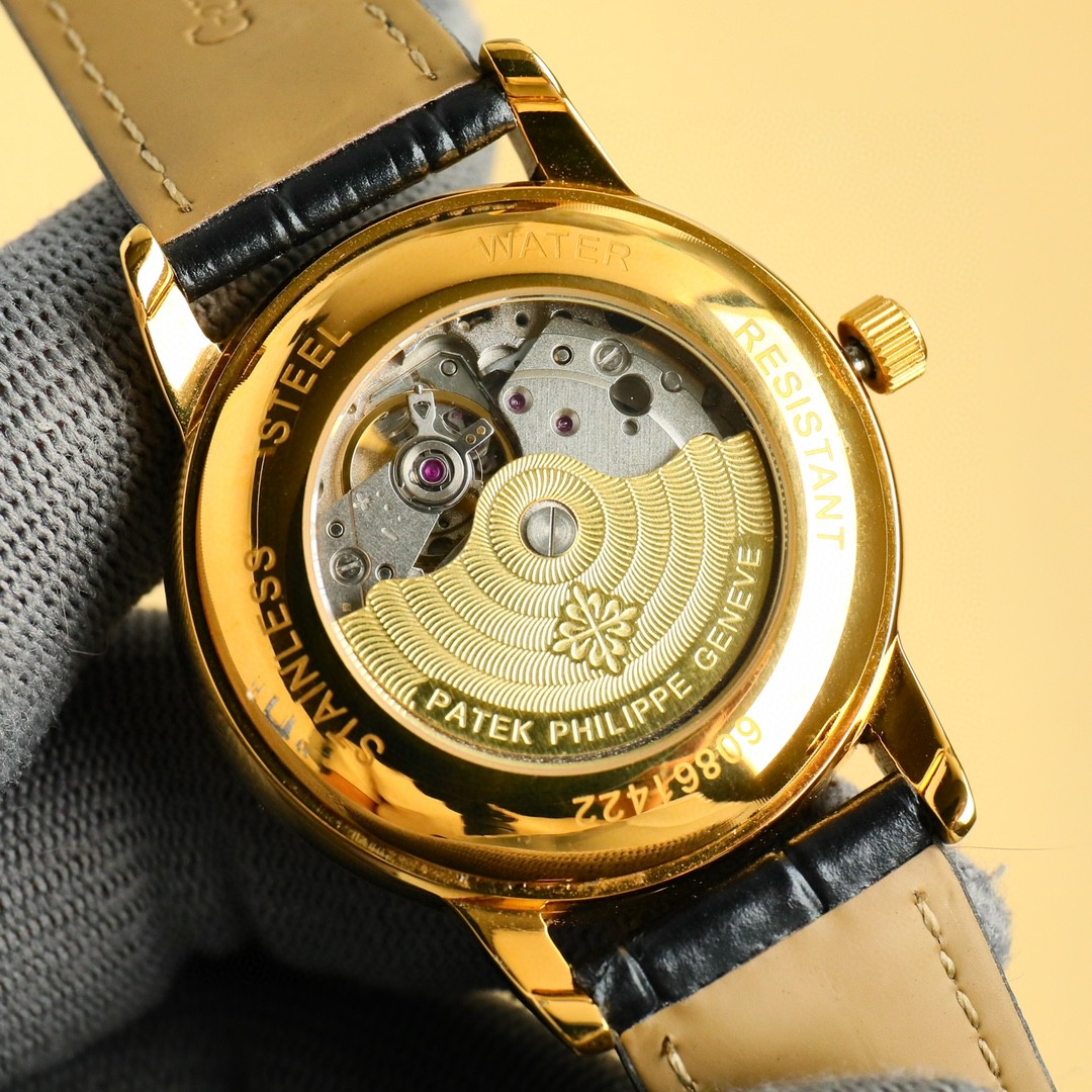 白壳750 金壳800
〔最新爆火🔥🔥🔥热门款】百达翡丽🆕 PATEK PHILIPPE 采用独特的表盘设计 搭配而来的是更高档奢华的腕表, 初识百达翡丽必憧憬有朝一日能拥有它,戴上百达必顺风顺水必发达,你值得拥有,欢迎评鉴!!机芯:搭配全新进口8215(零返修)尺寸:40mm ,采用蓝宝石玻璃(永不刮花),材质:316精钢表壳,配进口小牛皮皮带➕原装针扣,动力:储存48小时,防水深度:100米。大厂品质!欢迎转载