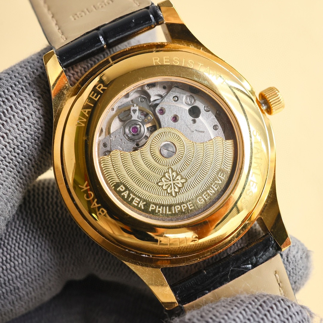 白壳750 金壳800
〔最新爆火🔥🔥🔥热门款】百达翡丽🆕 PATEK PHILIPPE 采用独特的表盘设计 搭配而来的是更高档奢华的腕表, 初识百达翡丽必憧憬有朝一日能拥有它,戴上百达必顺风顺水必发达,你值得拥有,欢迎评鉴!!机芯:搭配全新进口8215(零返修)尺寸:40mm ,采用蓝宝石玻璃(永不刮花),材质:316精钢表壳,配进口小牛皮皮带➕原装针扣,动力:储存48小时,防水深度:100米。大厂品质!欢迎转载