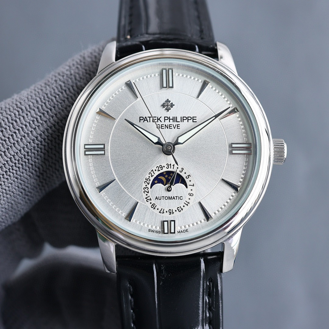 NO:337682,[Platinum] [Rose] [Rose] [Popular product is upgraded again] Patek Philippe men's watch.  The watch moon phase series adheres to Patek Philippe's consistent tradition, and more beautifully combines the 6-character calendar with the sun, moon and star phases that are popular among watch friends. Whether it is the classic and timeless dial design or the cool multilateral lines carved in stainless steel or rose gold, it is no exception. It also uses the Swiss ETA2824-2 movement, with a function of 6-character calendar large moon phase, with a diameter of 40. Sapphire glass, Italian calf leather, original pin buckle, and large factory quality!  Welcome to reprint!  ,,patek philippe,cowhide19860909【白金】[玫瑰][玫瑰]【爆款又再升级】百达翡丽Patek Philippe男士腕表．腕表月相系列,秉持了百达翡丽的一贯传统,更唯美的结合了6字位日历与被表友热捧的日月星相,无论是经典隽永的表盘设计,还是以精钢或玫瑰金雕凿的炫酷多边线条都不例外.更采用了瑞士ETA2824一2机芯 ,功能6字位日历大月相,表径40.蓝宝石玻璃.意大利小牛皮.原装针扣.大厂品质！欢迎转载！,,patek philippe,cowhide,Watch