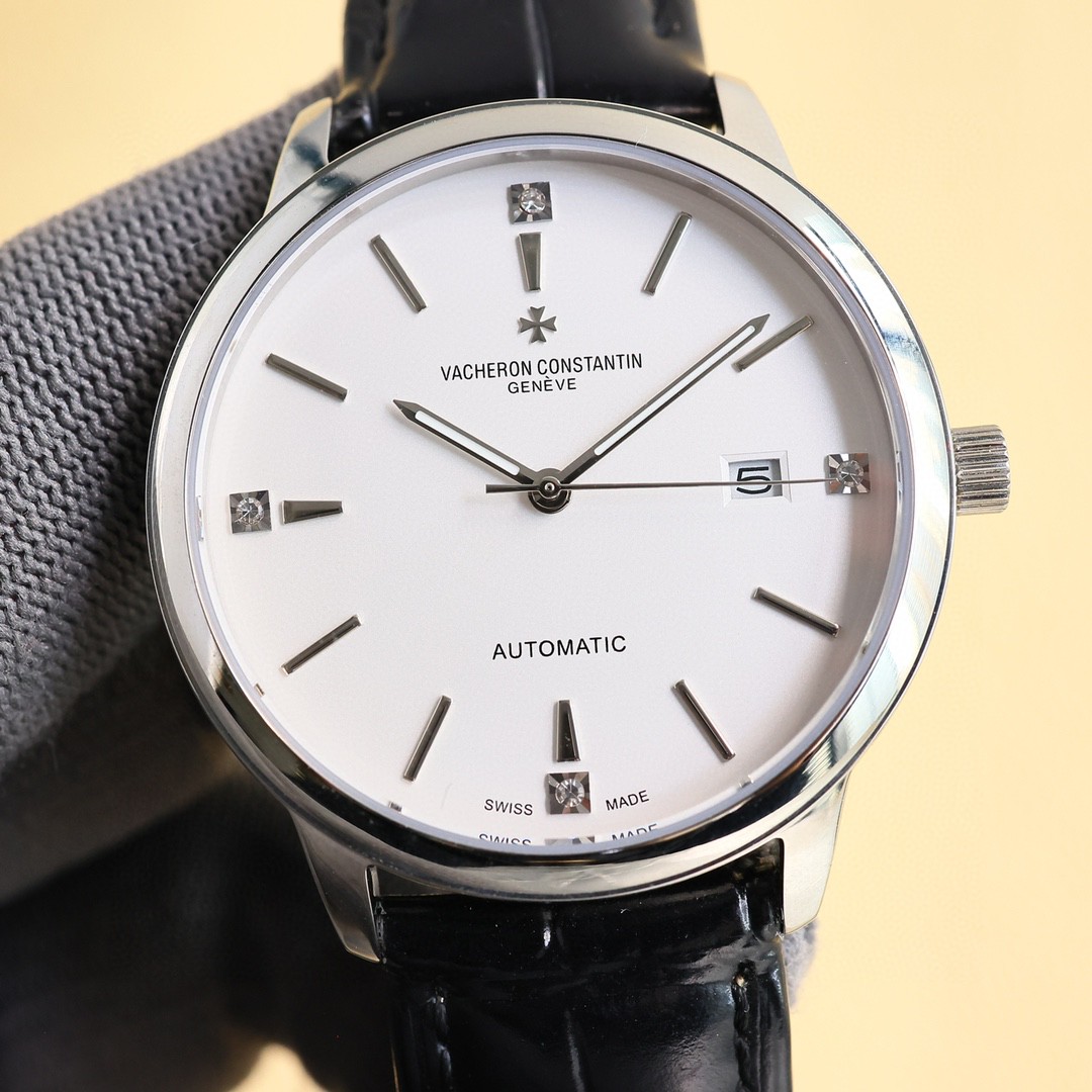 NO:337206,White Shell Rose Gold The latest hit Vacheron Constantin men's watch!  The TW watchmaker team took 8 months to carefully design, dared to be the first, broke through the multi-layer technical bottleneck, and strived for perfection!  The style uses original imported movement, with a vibration frequency of 28,800 times per hour, and zero rework quality!  Exclusively developed pot cover glass material!  Super 3D three-dimensional sense, ultra-thin craftsmanship, 40mm in diameter. The dial uses classic exclusive inner shadow strip nails as the scale, which further shows the luxurious temperament of this watch!  The watch buckle is high-end and sophisticated, generous and classy, ​​the watch you will have!  Please identify the exclusive quality, vacheron19860909白壳 玫金 最新爆款主推 江诗丹顿【Vacheron Constantin】男士腕表！ TW制表师团队历时8个月精心设计,敢为人先,突破多层技术瓶颈,力求完美！款式采用原装进口机芯,每小时振频28800次,零返修质量！独家研发的锅盖玻璃材质！超强3D立体感,超薄工艺,直径40mm.表盘上采用经典独家内影条钉作为刻度,更显示出这款腕表的华贵气质！腕表表扣高档精密,大方富有档次,你终将拥有的腕表！请认准独家品质,,vacheron,Watch