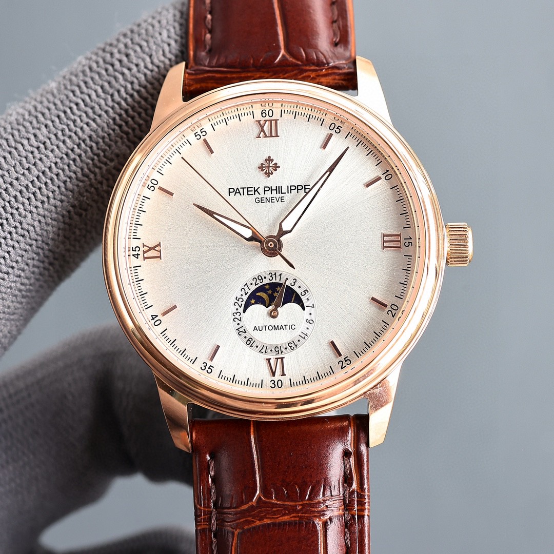 NO:552786,White shell. Gold shell Patek Philippe watch.  The Mingdian watch moon phase series adheres to Patek Philippe's consistent tradition and more beautifully combines the 6-digit calendar with the sun and moon astrology that is popular among watch lovers. Whether it is the classic and timeless dial design or the cool polygonal lines carved from stainless steel or rose gold, it is no exception. It also uses the Swiss ETA2824-6 movement.  ,Function 6-digit calendar large moon phase, table diameter 40*10. Sapphire glass. Italian calfskin. Original pin buckle.,,patek philippe,cowhide19860909白壳.金壳 百达翡丽Patek Philippe士腕表．名典腕表月相系列,秉持了百达翡丽的一贯传统,更唯美的结合了6字位日历与被表友热捧的日月星相,无论是经典隽永的表盘设计,还是以精钢或玫瑰金雕凿的炫酷多边线条都不例外.更采用了瑞士ETA2824一6机芯 ,功能6字位日历大月相,表径40＊10.蓝宝石玻璃.意大利小牛皮.原装针扣.,,patek philippe,cowhide,Watch