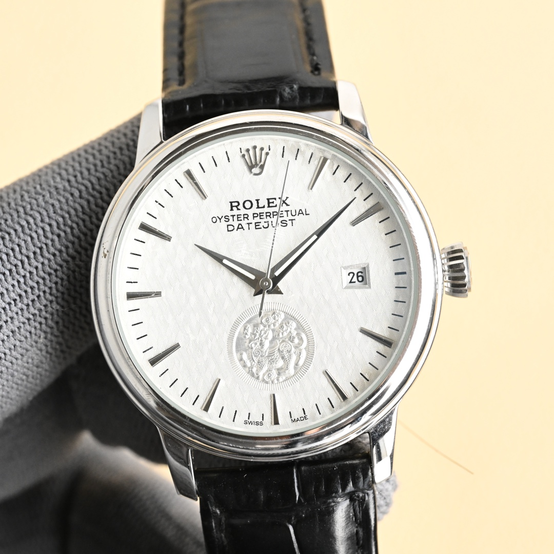 NO:585674,White shell, gold shell, the latest popular model, Rolex [ROLEX] men's watch, with a unique dial design, paired with a more high-end and luxurious Rolex. When you first meet Rolex, you must dream of owning it one day. Wearing a Rolex will make you prosperous and prosperous. You deserve it. Reviews are welcome!  !  The movement is equipped with a brand new imported Citizen (zero repair), size 40, mirror sapphire glass never scratched, material 316L stainless steel case, power reserve 48 hours, waterproof depth 100 meters, Italian calf leather belt, original pin buckle!  ,,rolex,cowhide19860909白壳 金壳 最新爆款主推 劳力士【ROLEX】男士腕表 采用独特的表盘设计 搭配而来的是更高档奢华的劳力士, 初识劳力士必憧憬有朝一日能拥有它,戴上劳力士必顺风顺水必发达,你值得拥有,欢迎评鉴！！ 机芯搭配全新进口西铁城（零返修） 尺寸40 镜面蓝宝石玻璃永不刮花 材质316L精钢表壳 动力储存48小时 防水深度100米 意大利小牛皮带,原装针扣！,,rolex,cowhide,Watch