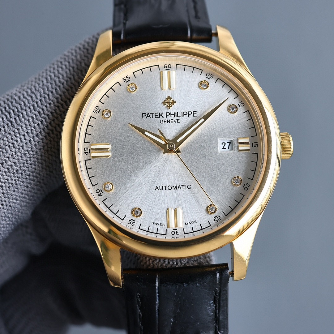 NO:552760,The new work of the platinum craftsman launches the latest style of Patek Philippe PATEK PHILIPPE high version high-end automatic watch! The dial and hands are designed with luminous light! Men's watch is simple yet elegant. 40mm diameter, 316 stainless steel case, equipped with original brand new imported 8215 fully automatic mechanical movement (zero repair), wear-resistant and scratch-resistant sapphire glass, imported Italian calfskin, original quality pin buckle, with super waterproof function. Retro style, long-lasting charm, high-end luxury, a must-have for gentlemen, patek philippe, cowhide19860909白金匠新之作推出最新款式百达翡丽PATEK PHILIPPE高版本高级自动腕表！表盘,针,采用夜光设计！男士腕表简单不失大气 40mm表径,316精钢表壳,搭载原装全新进口8215全自动机械機芯（零返修）,耐磨抗刮蓝宝石玻璃,进口意大利小牛皮,原装品质针扣,具备超强防水功能 复古风格,恒久魅力,高档奢华,绅士必备,,patek philippe,cowhide,Watch