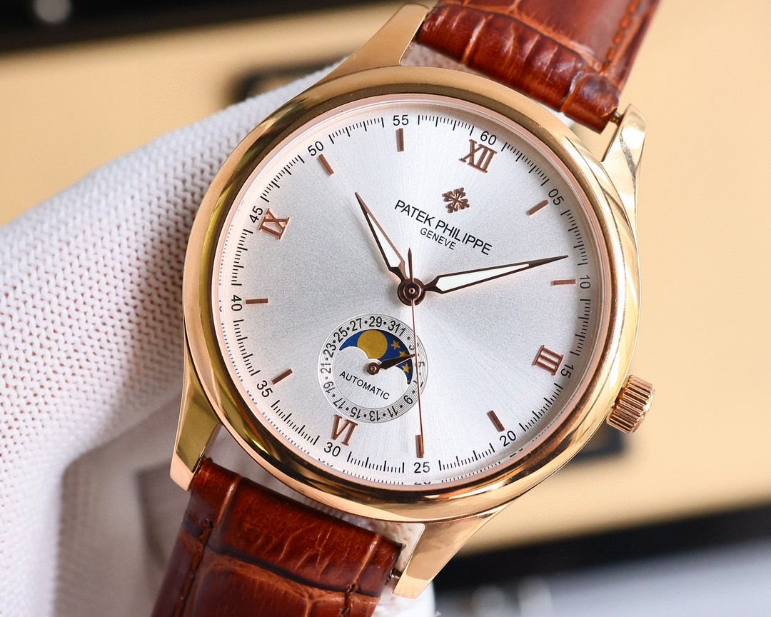 NO:726578,White-gold. [Hot-selling upgrade] Patek Philippe men's watch.  The watch moon phase series adheres to Patek Philippe's consistent tradition and more beautifully combines the 6-digit calendar with the sun and moon astrology that is popular among watch lovers. Whether it is the classic and timeless dial design or the cool polygonal lines carved from stainless steel or rose gold, it is no exception. It also uses the Swiss ETA2824-6 movement.  ,Function 6-digit calendar, large moon phase, table diameter 40. Sapphire glass. Italian calfskin. Original pin buckle AD produces high-quality products,,patek philippe,cowhide19860909白-金.【爆款升级】百达翡丽Patek Philippe男士腕表．腕表月相系列,秉持了百达翡丽的一贯传统,更唯美的结合了6字位日历与被表友热捧的日月星相,无论是经典隽永的表盘设计,还是以精钢或玫瑰金雕凿的炫酷多边线条都不例外.更采用了瑞士ETA2824一6机芯 ,功能6字位日历大月相,表径40.蓝宝石玻璃.意大利小牛皮.原装针扣AD出品精品不断,,patek philippe,cowhide,Watch