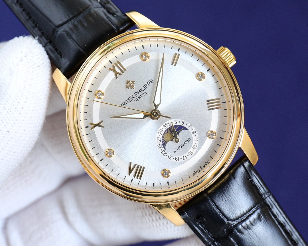 NO:726565,[Platinum][Rose][Rose][Upgraded again] 2026 Patek Philippe men's watch．  The watch moon phase series adheres to Patek Philippe's consistent tradition and more beautifully combines the 6-digit calendar with the sun and moon astrology that is popular among watch lovers. Whether it is the classic and timeless dial design or the cool polygonal lines carved from stainless steel or rose gold, it is no exception. It also uses the Swiss ETA2824-6 movement.  , function 6-digit calendar large moon phase, watch diameter 40. Sapphire glass. Italian calfskin. Original pin buckle. Factory quality!  Welcome to reprint!  ,,patek philippe,cowhide19860909[白金][玫瑰][玫瑰]【再次升级】2026百达翡丽Patek Philippe男士腕表．腕表月相系列,秉持了百达翡丽的一贯传统,更唯美的结合了6字位日历与被表友热捧的日月星相,无论是经典隽永的表盘设计,还是以精钢或玫瑰金雕凿的炫酷多边线条都不例外.更采用了瑞士ETA2824一6机芯 ,功能6字位日历大月相,表径40.蓝宝石玻璃.意大利小牛皮.原装针扣.大厂品质！欢迎转载！,,patek philippe,cowhide,Watch