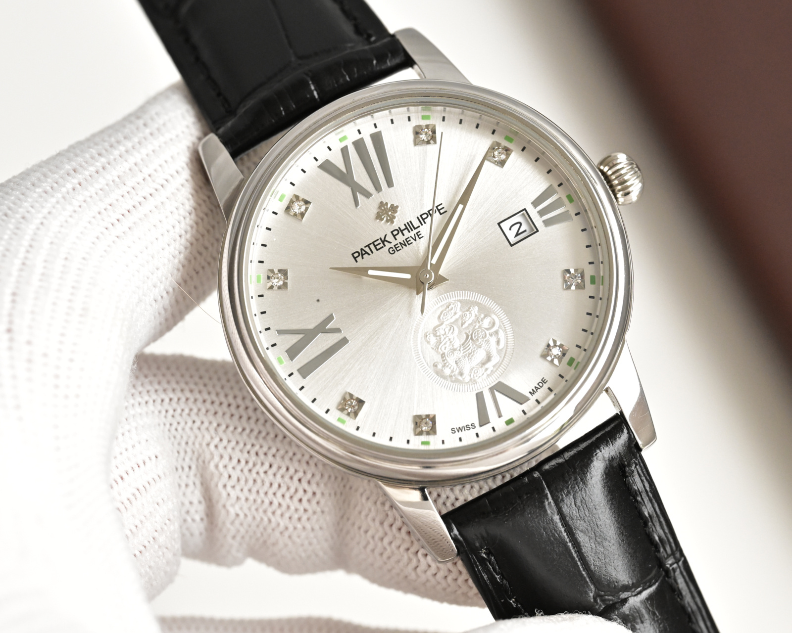 NO:741713,White-gold [2026 latest upgraded version, PATEK PHILIPPE, specially invites the world's top designers to make it carefully for every man. 'Pixiu' limited commemorative edition, 'Pixiu' is Ji Rui, the beast that attracts wealth. Wearing it with you brings good fortune, and also has the beautiful meaning of dispelling evil, keeping safe and attracting wealth, and bringing money home. TW Factory's masterpiece, the highest version on the market, an upgraded version of a classic replica!  The movement is equipped with a brand new import (zero repair), size 40, mirror sapphire glass will never be scratched, material 316L stainless steel case, power reserve 48 hours, waterproof depth 100 meters, strap Italian calf leather strap!  Original pin buckle. 2025 latest upgraded version, PATEK PHILIPPE, specially invites the world's top designers to make it carefully for every man. 'Pixiu' limited commemorative edition, 'Pixiu' is Ji Rui, the beast that attracts wealth. Wearing it with you brings good fortune, and also has the beautiful meaning of dispelling evil, keeping safe and attracting wealth, and bringing money home. TW Factory's masterpiece, the highest version on the market, an upgraded version of a classic replica!  The movement is equipped with a brand new import (zero repair), size 40, mirror sapphire glass will never be scratched, material 316L stainless steel case, power reserve 48 hours, waterproof depth 100 meters, strap Italian calf leather strap!  Original pin buckle.,,patek philippe,cowhide19860909白-金【2026最新升级版,百达翡丽 PATEK PHILIPPE ,特邀世界顶级设计师,为每位男士精心制作.“貔貅”限量纪念版,＂貔貅”是吉瑞,招财之兽.随身佩戴有祥福,同时亦有祛邪,保平安招财的美好寓意,把财带回家.TW厂力作 市场最高版本 经典复刻之作升级版！机芯搭配全新进口（零返修） 尺寸40 镜面蓝宝石玻璃永不刮花 材质316L精钢表壳 动力储存48小时 防水深度100米 表带意大利小牛皮带！原装针扣.2025最新升级版,百达翡丽 PATEK PHILIPPE ,特邀世界顶级设计师,为每位男士精心制作.“貔貅”限量纪念版,＂貔貅”是吉瑞,招财之兽.随身佩戴有祥福,同时亦有祛邪,保平安招财的美好寓意,把财带回家.TW厂力作 市场最高版本 经典复刻之作升级版！机芯搭配全新进口（零返修） 尺寸40 镜面蓝宝石玻璃永不刮花 材质316L精钢表壳 动力储存48小时 防水深度100米 表带意大利小牛皮带！原装针扣.,,patek philippe,cowhide,Watch