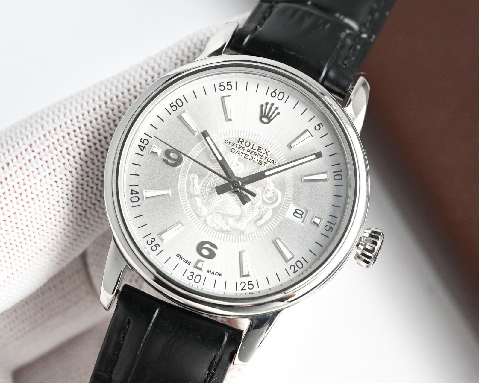 NO:741711,White-gold 2026 new model launched [Rose] [Rose] Rolex specially invites the world's top designers to make it carefully for every man. 'Pixiu' limited commemorative edition, 'Pixiu' is Ji Rui, the beast that attracts wealth. Wearing it with you brings good fortune, and also has the beautiful meaning of dispelling evil, keeping safe and attracting wealth, and bringing wealth home. TW Factory's masterpiece, the highest version on the market, an upgraded version of a classic replica!  The movement is equipped with a brand new import (zero repair), size 40, mirror sapphire glass will never be scratched, material 316L stainless steel case, power reserve 48 hours, waterproof depth 100 meters, strap Italian calf leather strap!  Original pin buckle.,,rolex,cowhide19860909白-金 2026新款上市[玫瑰][玫瑰] 劳力士,特邀世界顶级设计师,为每位男士精心制作.“貔貅”限量纪念版,＂貔貅”是吉瑞,招财之兽.随身佩戴有祥福,同时亦有祛邪,保平安招财的美好寓意,把财带回家.TW厂力作 市场最高版本 经典复刻之作升级版！机芯搭配全新进口（零返修） 尺寸40 镜面蓝宝石玻璃永不刮花 材质316L精钢表壳 动力储存48小时 防水深度100米 表带意大利小牛皮带！原装针扣.,,rolex,cowhide,Watch