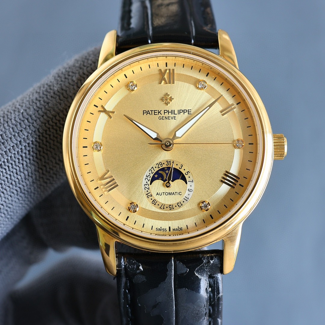 NO:764212,Platinum [upgraded again] 2026 Patek Philippe men's watch．  The watch moon phase series adheres to Patek Philippe's consistent tradition and more beautifully combines the 6-digit calendar with the sun and moon astrology that is popular among watch lovers. Whether it is the classic and timeless dial design or the cool polygonal lines carved from stainless steel or rose gold, it is no exception. It also uses the Swiss ETA2824-6 movement.  ,Function 6-digit calendar large moon phase, table diameter 40. Sapphire glass. Italian calfskin. Original pin buckle.,,patek philippe,cowhide19860909白金【再次升级】2026百达翡丽Patek Philippe男士腕表．腕表月相系列,秉持了百达翡丽的一贯传统,更唯美的结合了6字位日历与被表友热捧的日月星相,无论是经典隽永的表盘设计,还是以精钢或玫瑰金雕凿的炫酷多边线条都不例外.更采用了瑞士ETA2824一6机芯 ,功能6字位日历大月相,表径40.蓝宝石玻璃.意大利小牛皮.原装针扣.,,patek philippe,cowhide,Watch