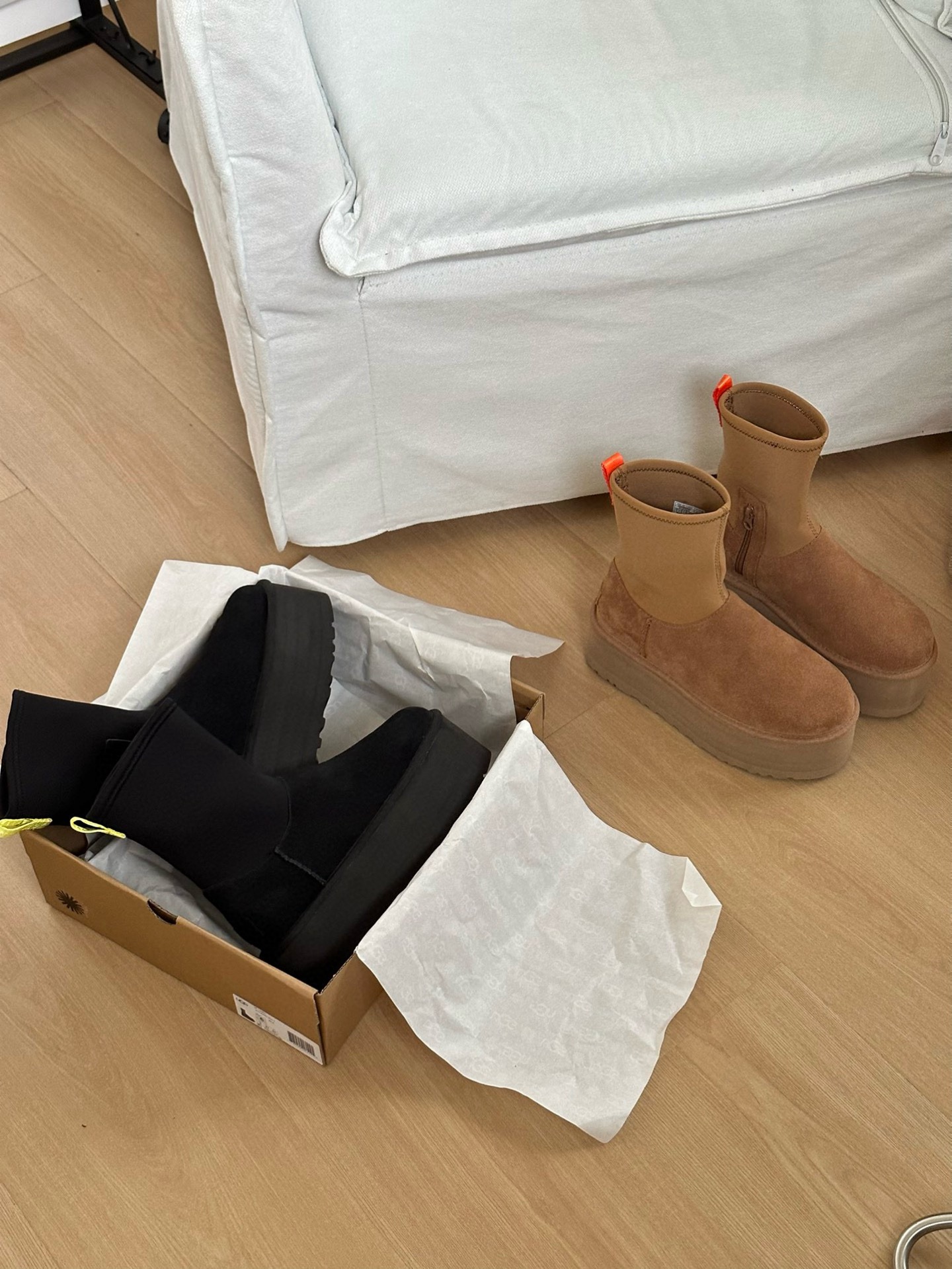 #ugg迪普靴～
▪️鞋面牛皮革+羊毛内里
▪️专柜1.5厚度弹力布，拉链设计方便穿脱
▪️5cmEVA