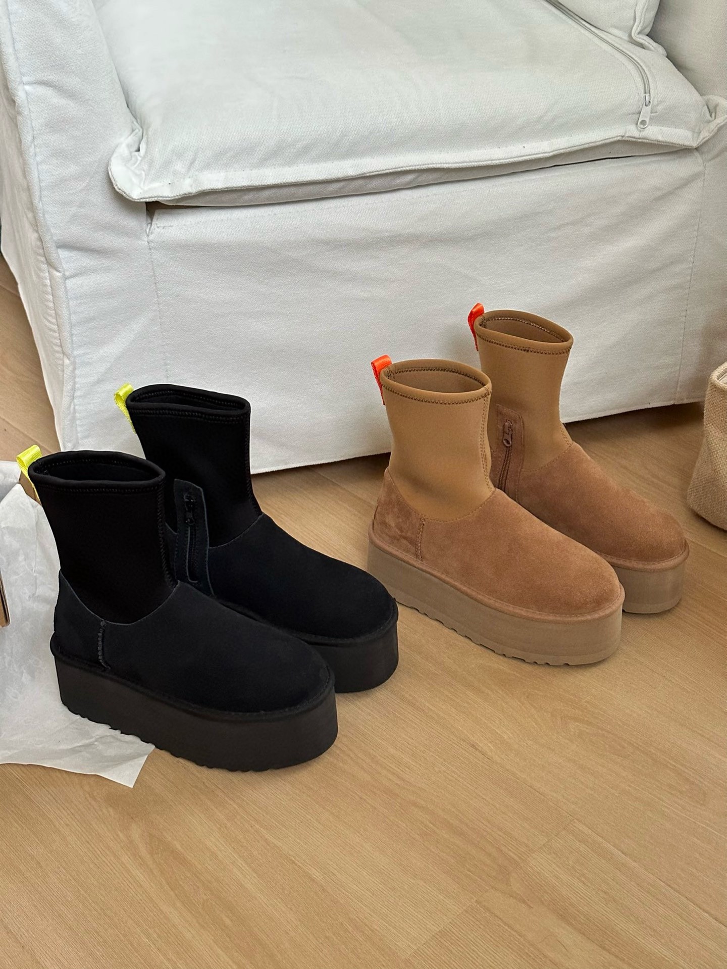 #ugg迪普靴～
▪️鞋面牛皮革+羊毛内里
▪️专柜1.5厚度弹力布，拉链设计方便穿脱
▪️5cmEVA