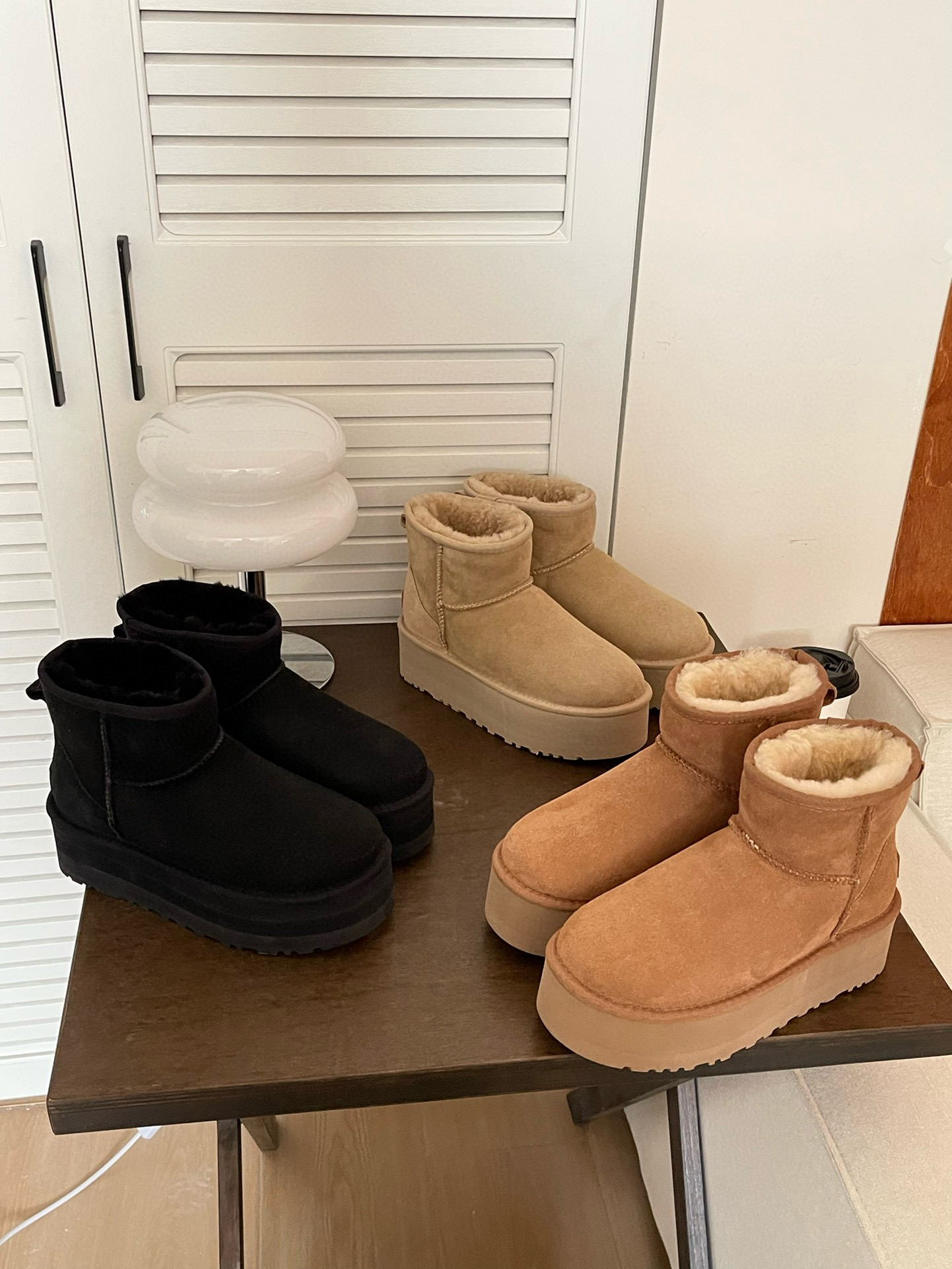 Ugg.秋冬氛围感 5cm厚底低筒🔜 
最流行的厚底元素 妥妥拉长腿型 
隆丰A级皮毛一体 
软糯有质感