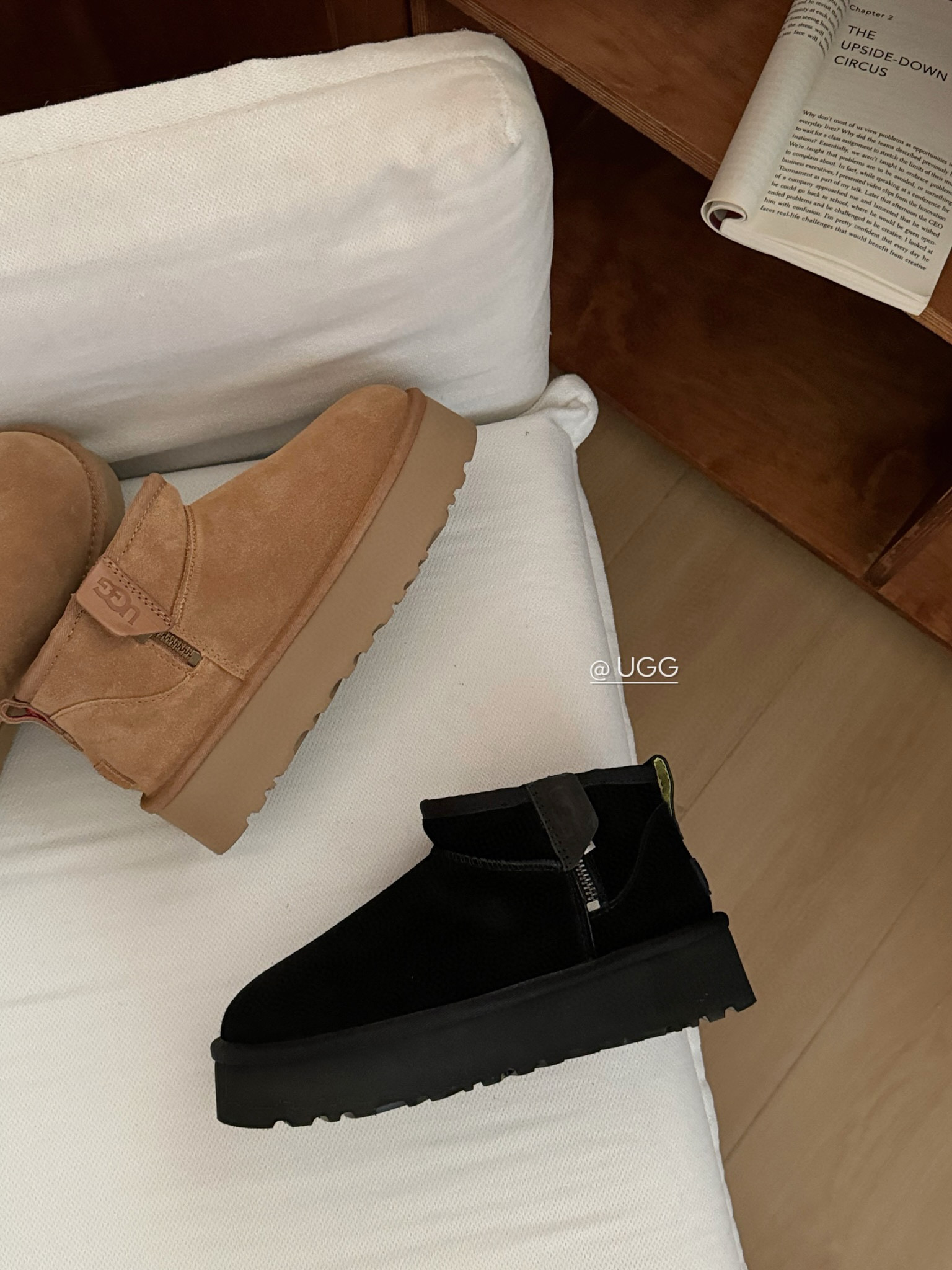ugg#迷你厚底 侧拉链低筒靴🔜
侧拉链搭配手工车线💫
质感金属拉链➰方便穿脱～
Size：35-40