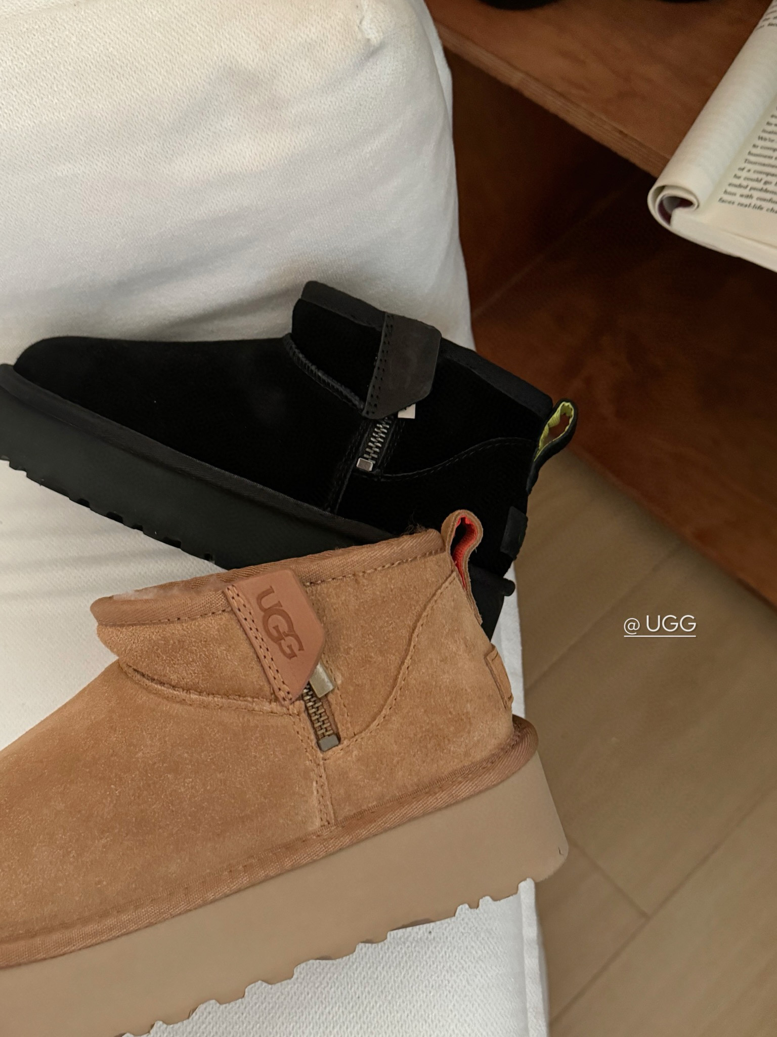 ugg#迷你厚底 侧拉链低筒靴🔜
侧拉链搭配手工车线💫
质感金属拉链➰方便穿脱～
Size：35-40