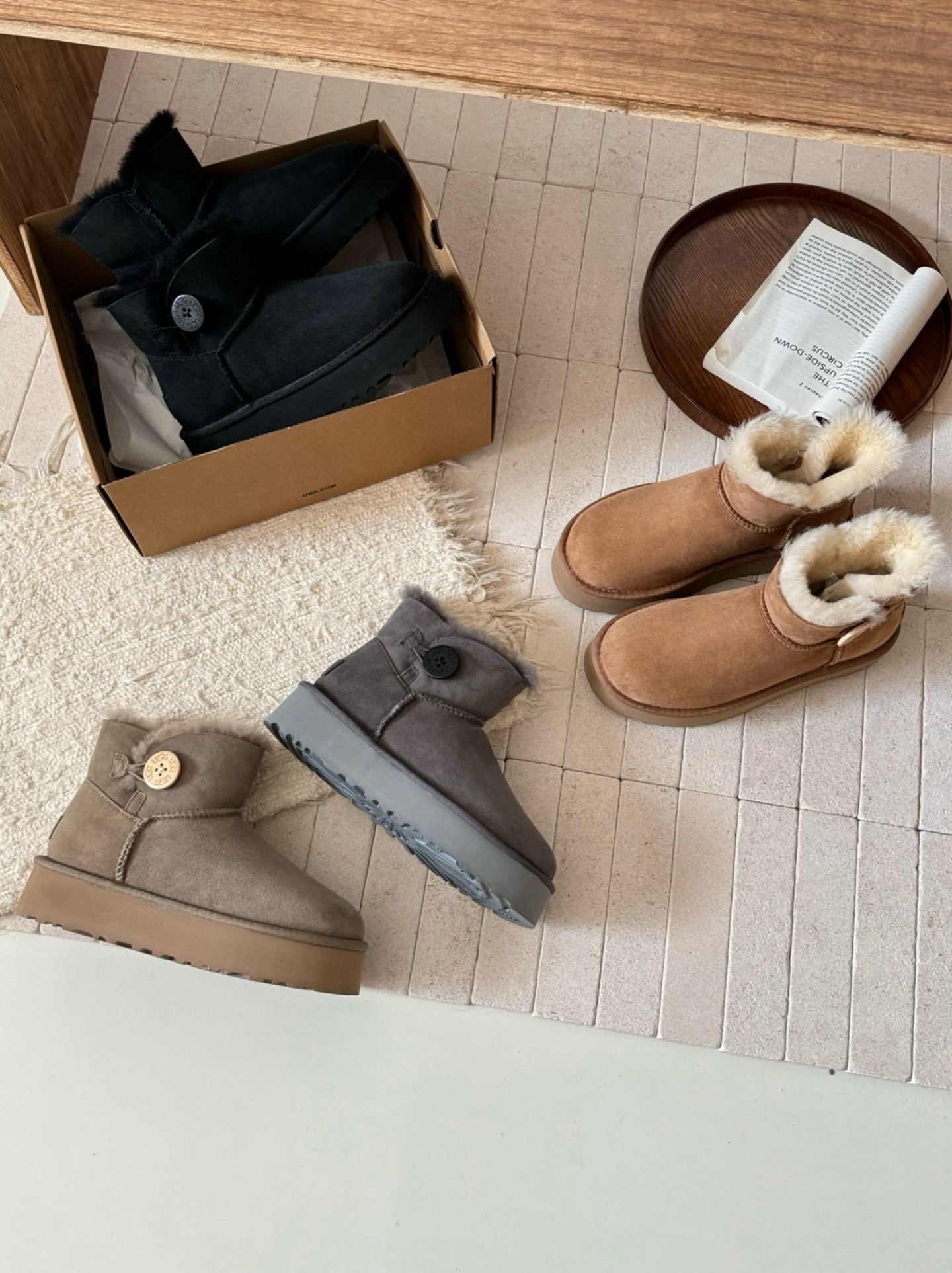ugg厚底3352木扣～
采用高品质A级隆丰皮毛一体 
经典百搭
四色
 Size：35-40