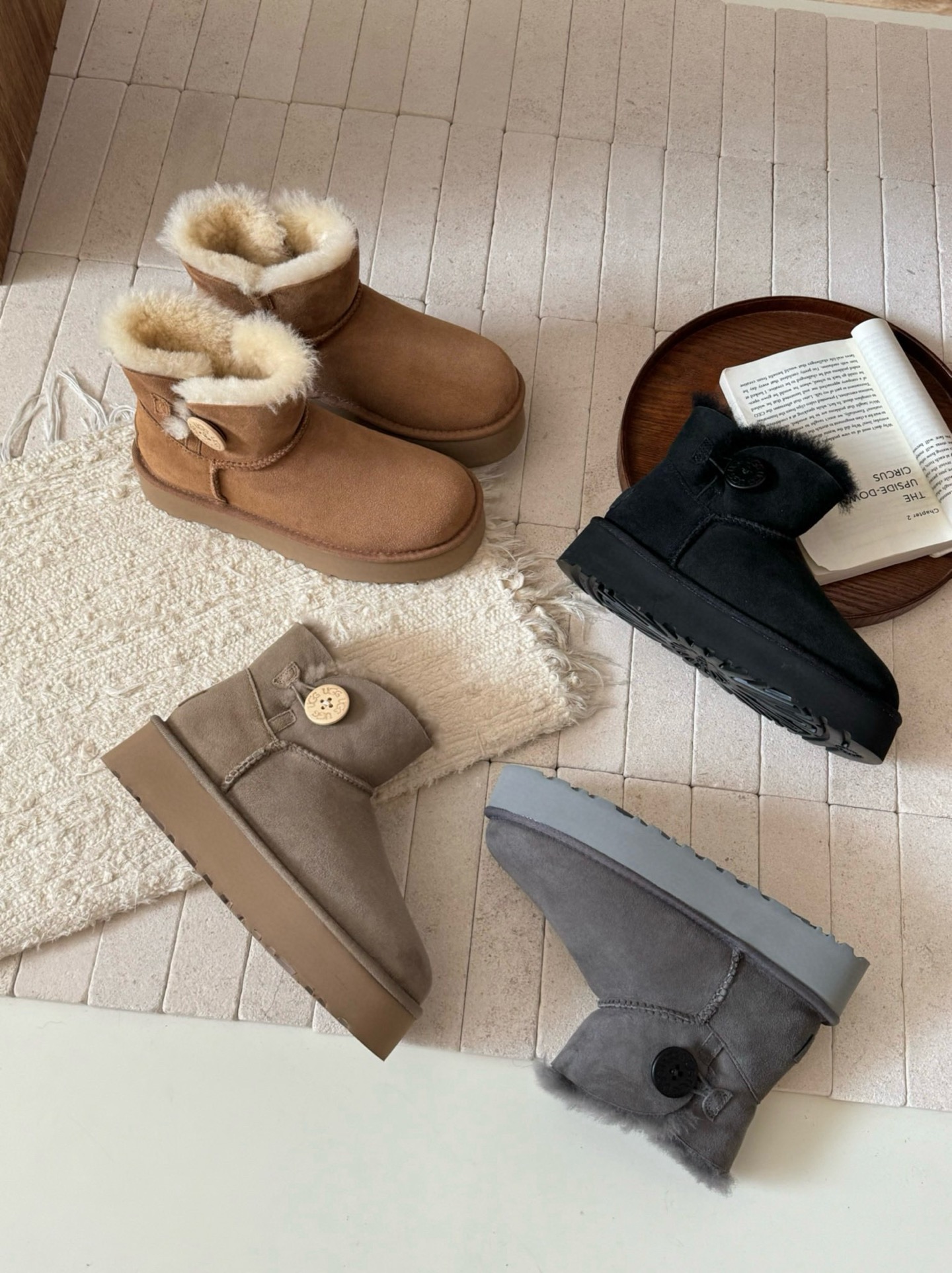 ugg厚底3352木扣～
采用高品质A级隆丰皮毛一体 
经典百搭
四色
 Size：35-40