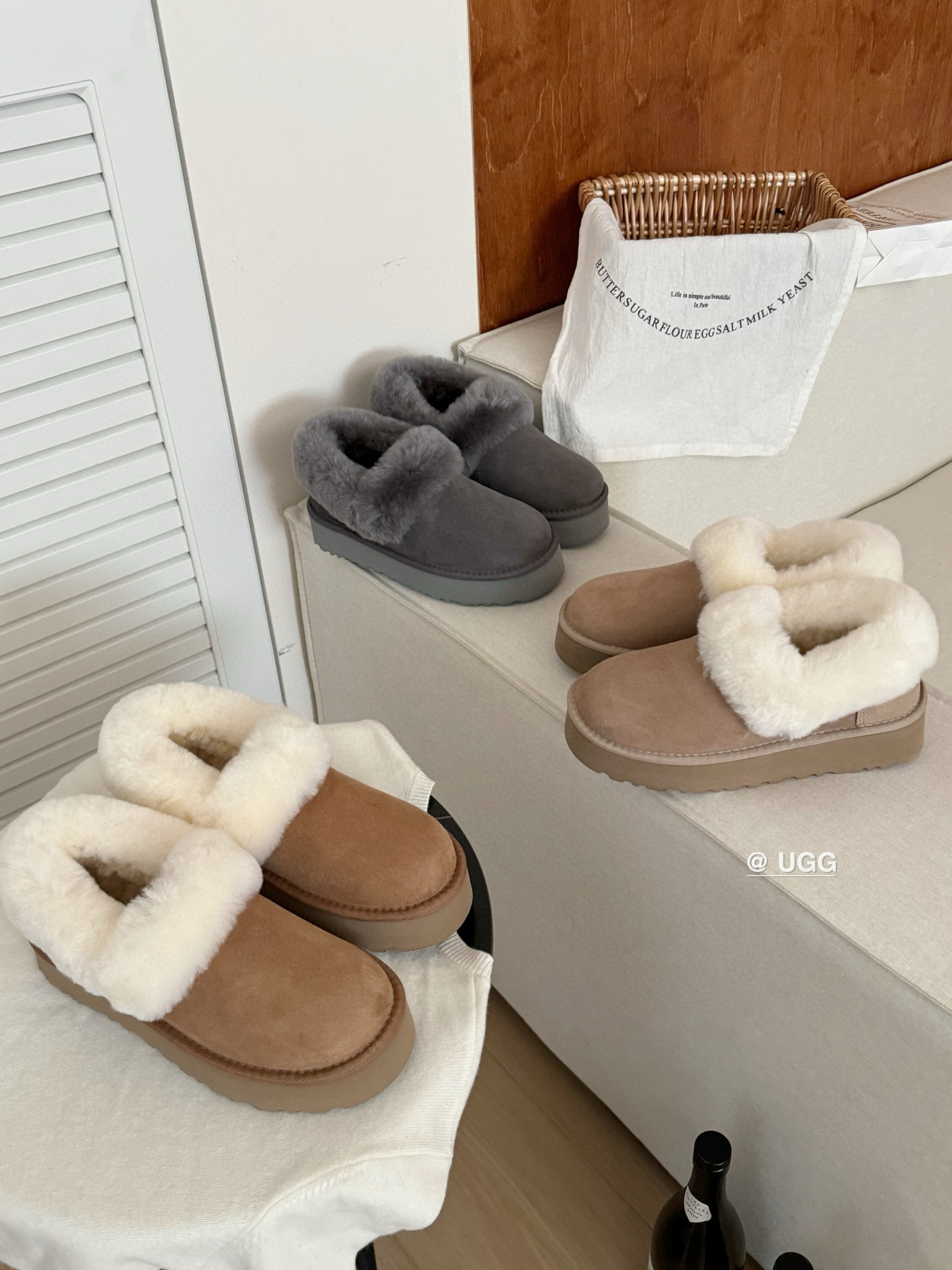 Ugg 厚底～大喜庆👉
经典百搭时尚 百穿不腻❗️
皮毛一体后跟可踩
颜色：栗色、沙色 、灰色
size