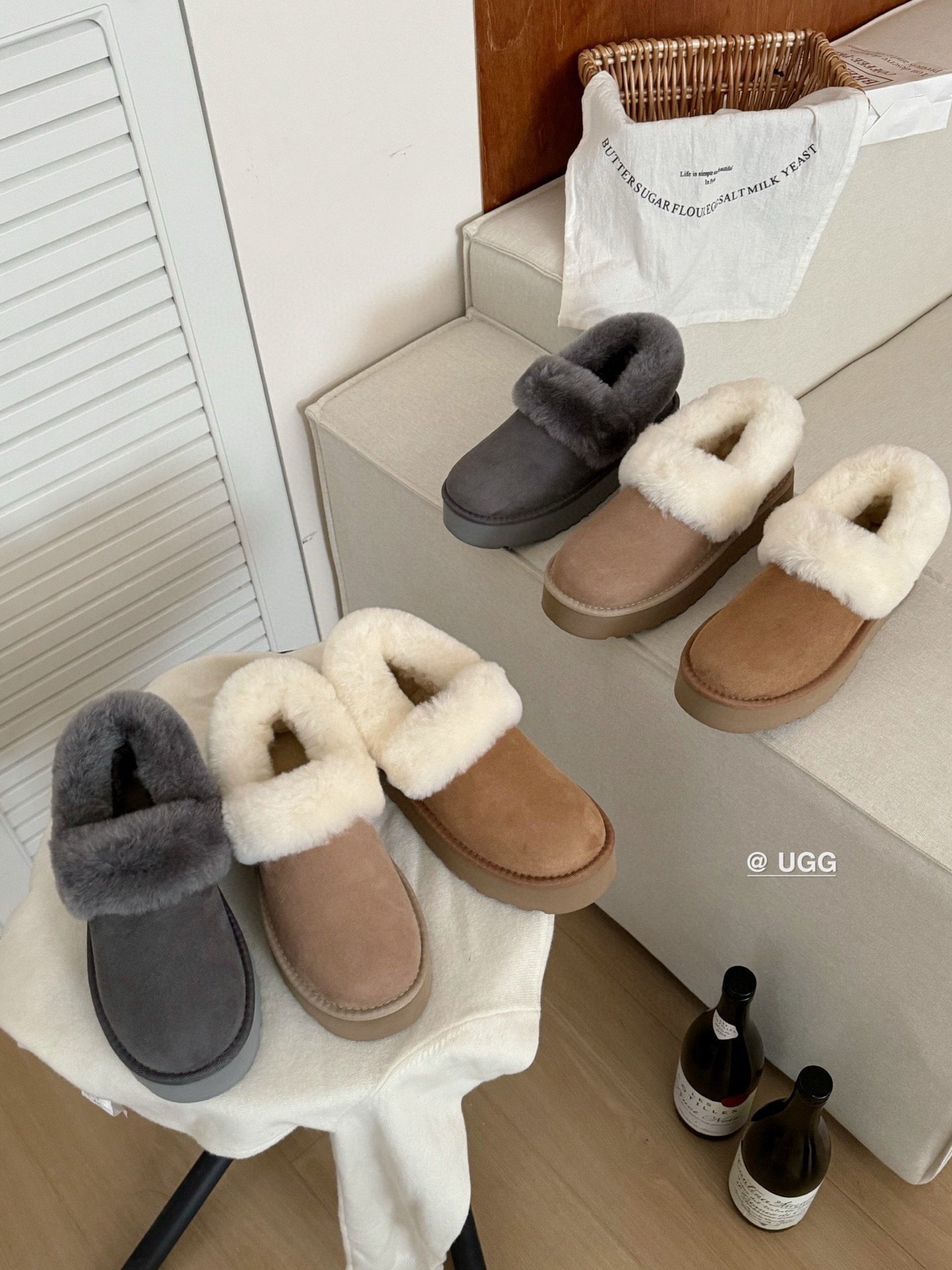 Ugg 厚底～大喜庆👉
经典百搭时尚 百穿不腻❗️
皮毛一体后跟可踩
颜色：栗色、沙色 、灰色
size