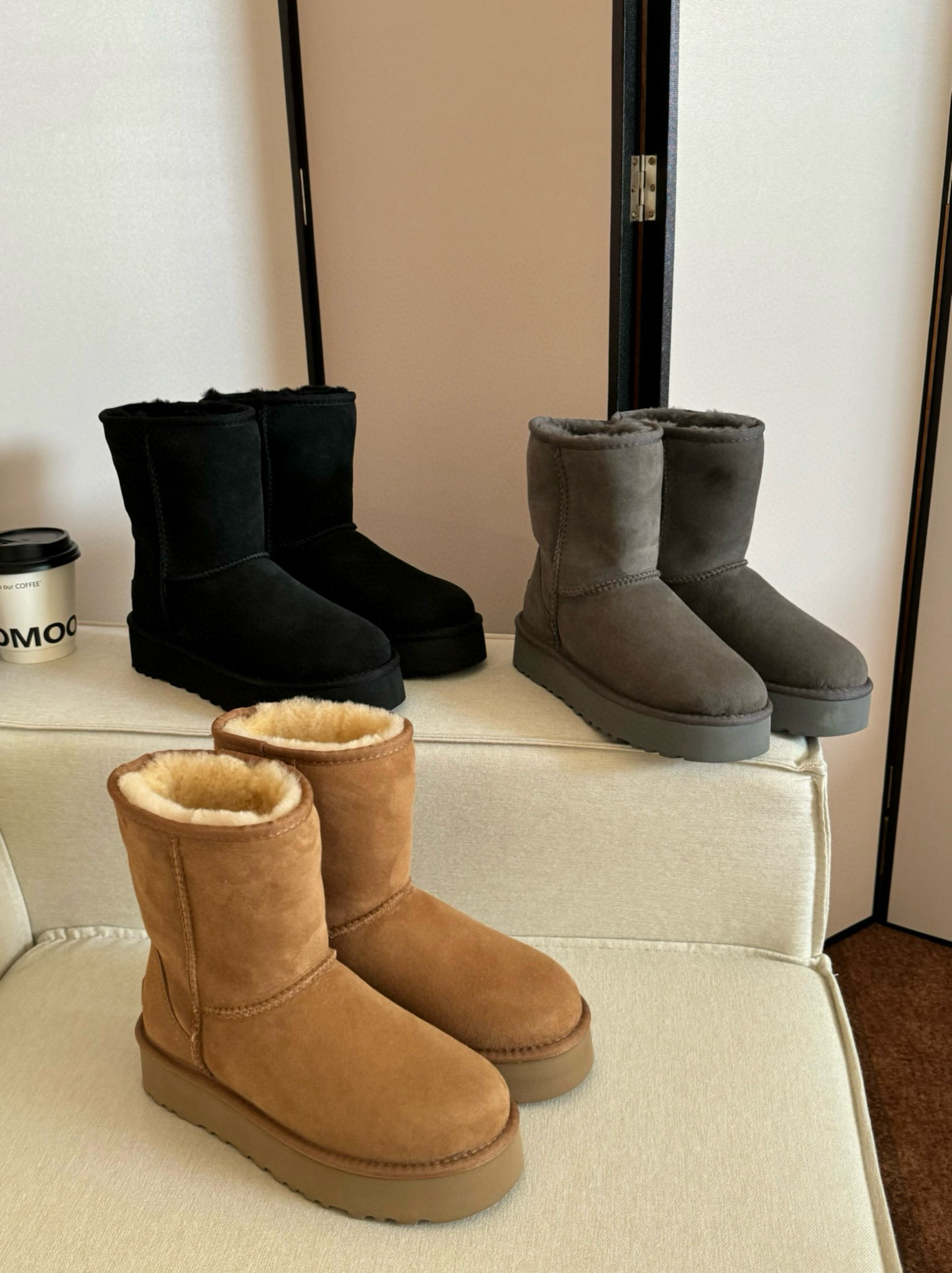 Ugg 厚底5825中筒
隆丰原厂A级皮毛一体 ✨
原厂高弹大底 💫
size：35-40