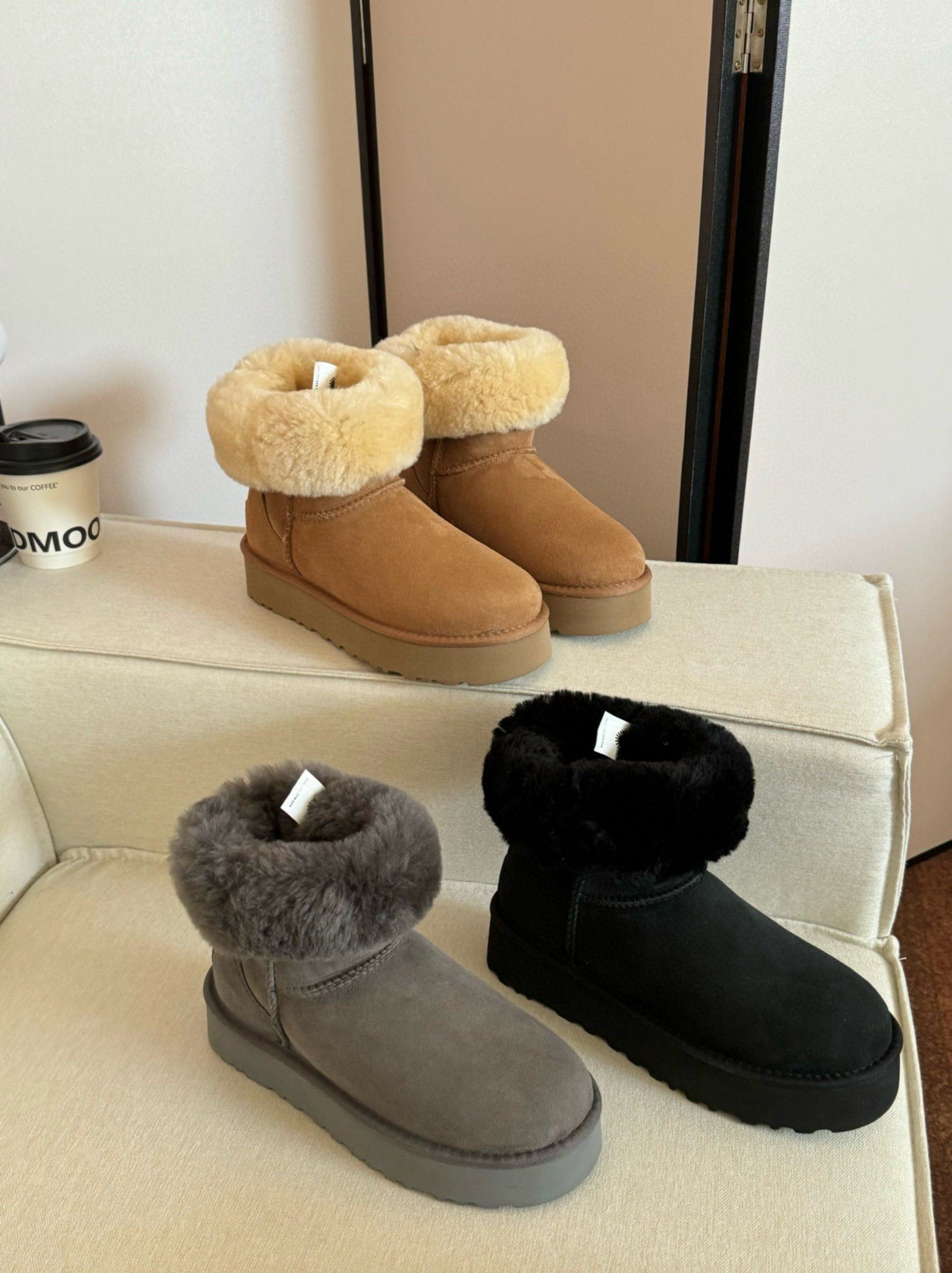 Ugg 厚底5825中筒
隆丰原厂A级皮毛一体 ✨
原厂高弹大底 💫
size：35-40