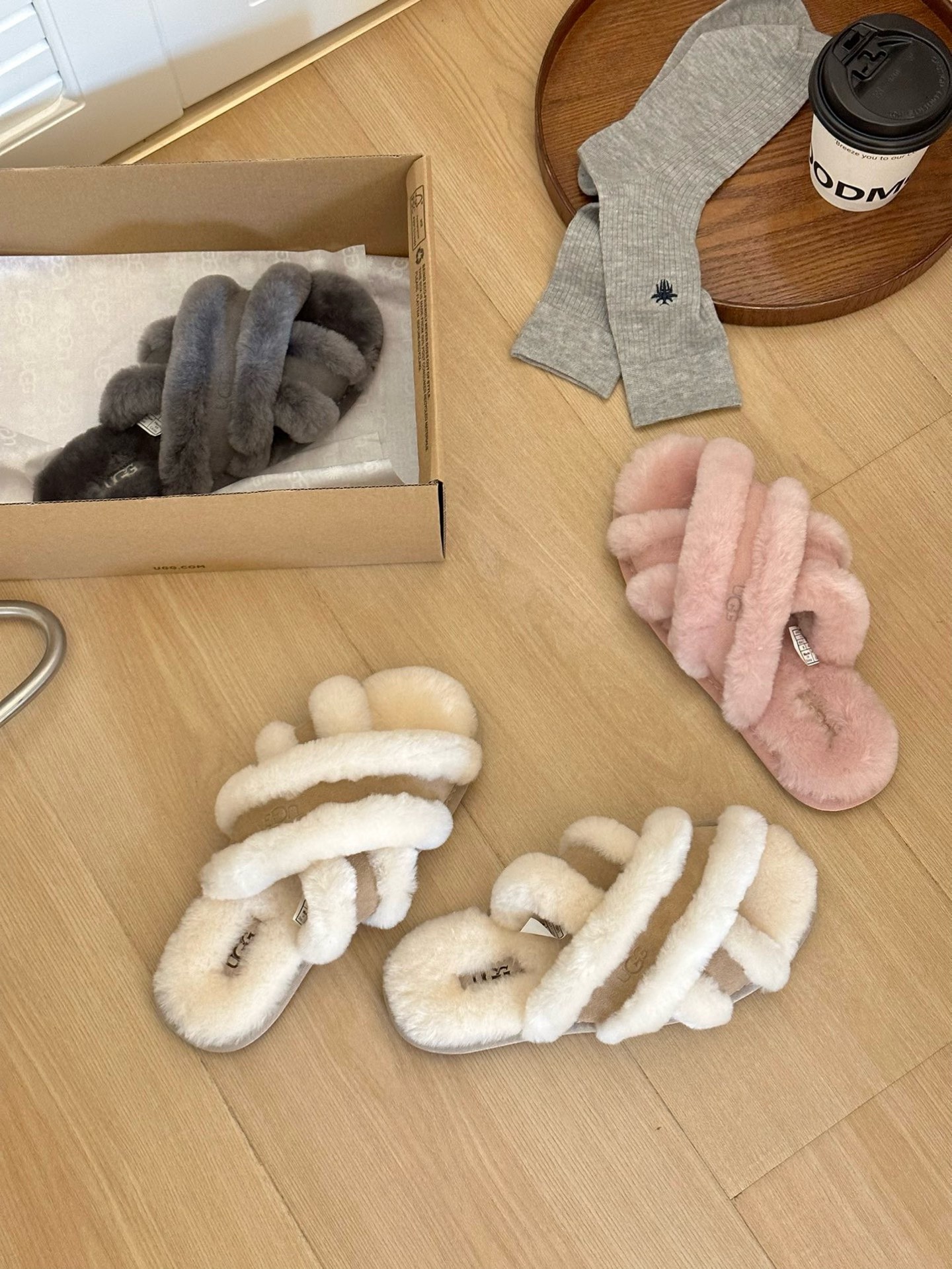 Uugg女士休闲露趾毛茸舒适居家凉拖鞋 
#交叉拖/羊毛拖
鞋面羊毛、鞋底组合EVA橡胶防滑大底
siz