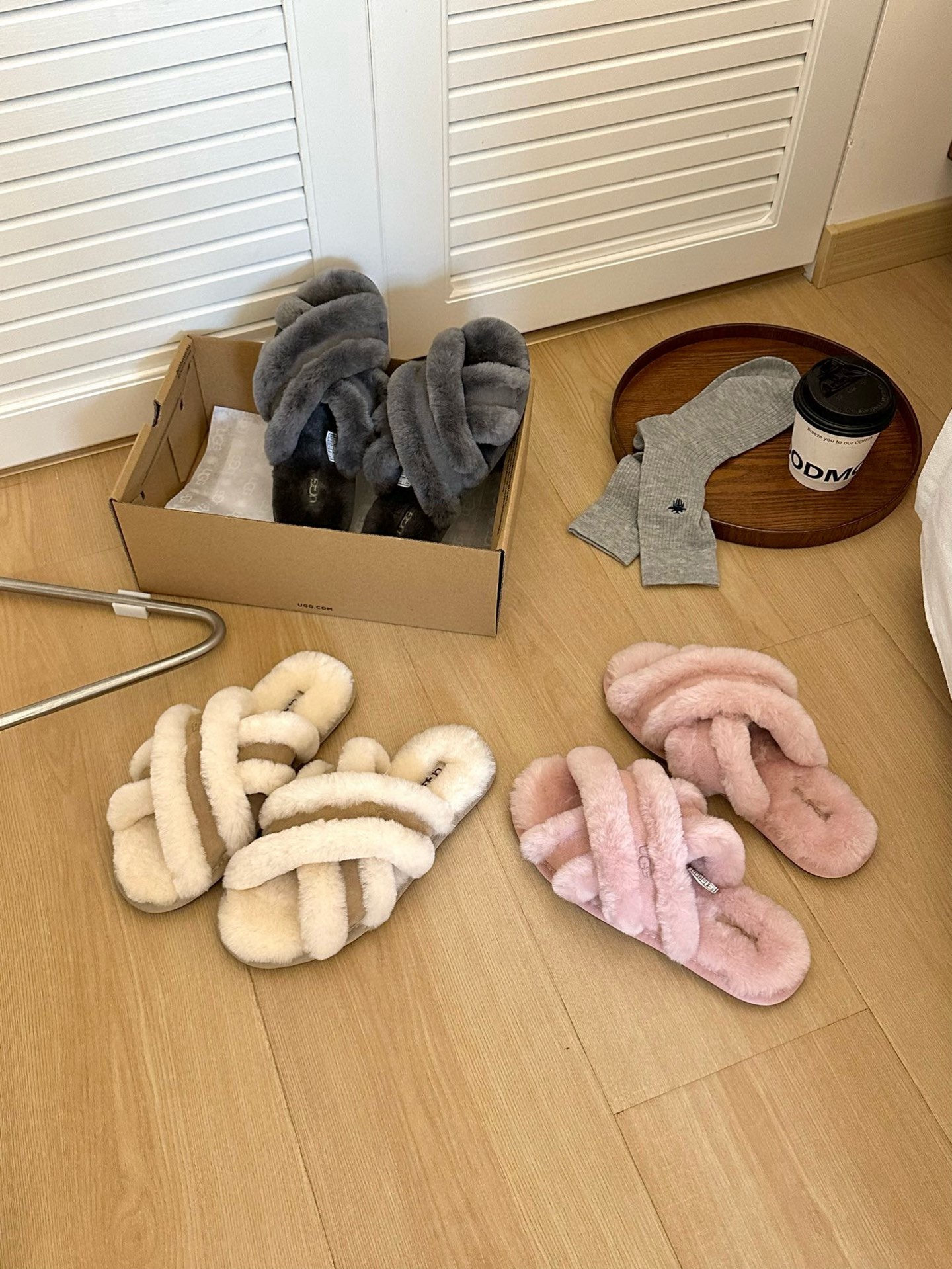 Uugg女士休闲露趾毛茸舒适居家凉拖鞋 
#交叉拖/羊毛拖
鞋面羊毛、鞋底组合EVA橡胶防滑大底
siz
