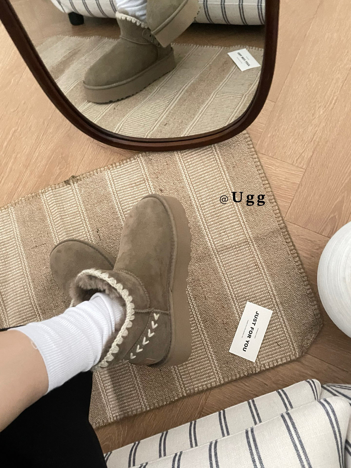 UGCI 厚底毛线签编织侧扣
采用隆丰 A级羊皮毛一体®元
后跟和鞋口都是纯手工毛线缝制
冬夭美啦德满满
