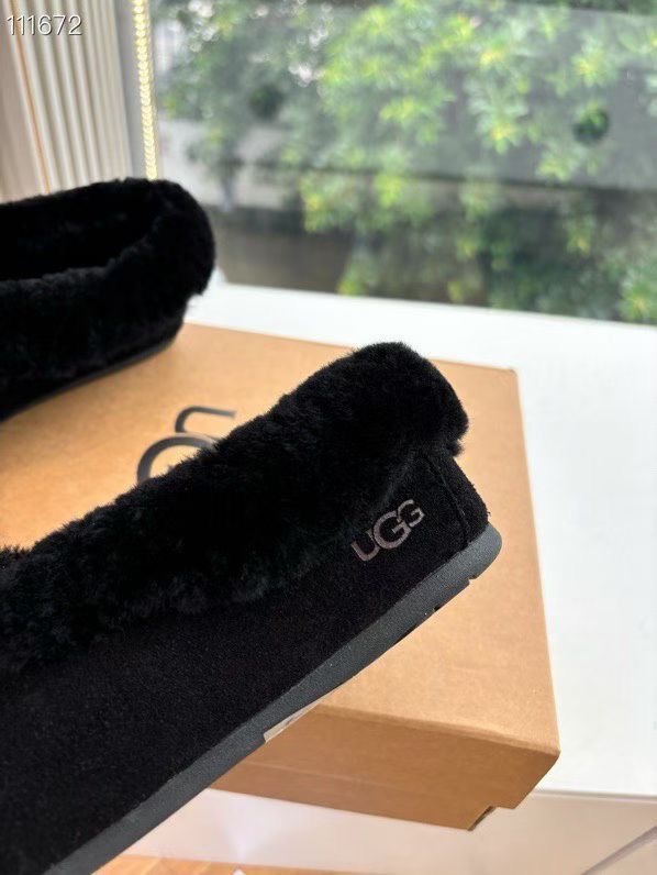 所见即所得UGG秋冬新款厚底休闲鞋‼️ 作为的领军品牌,这双新款同样延续了其一贯的舒适理念,穿在脚上轻盈