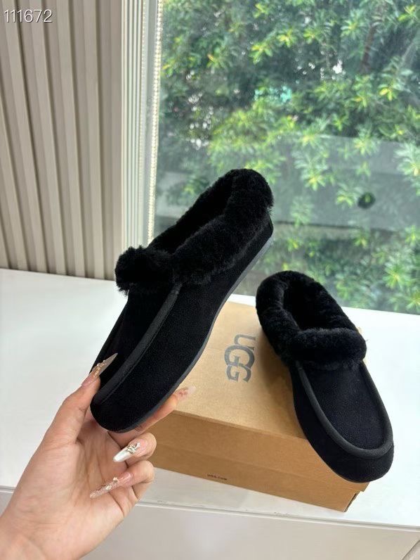所见即所得UGG秋冬新款厚底休闲鞋‼️ 作为的领军品牌,这双新款同样延续了其一贯的舒适理念,穿在脚上轻盈