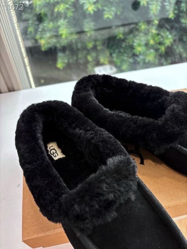 所见即所得UGG秋冬新款厚底休闲鞋‼️ 作为的领军品牌,这双新款同样延续了其一贯的舒适理念,穿在脚上轻盈