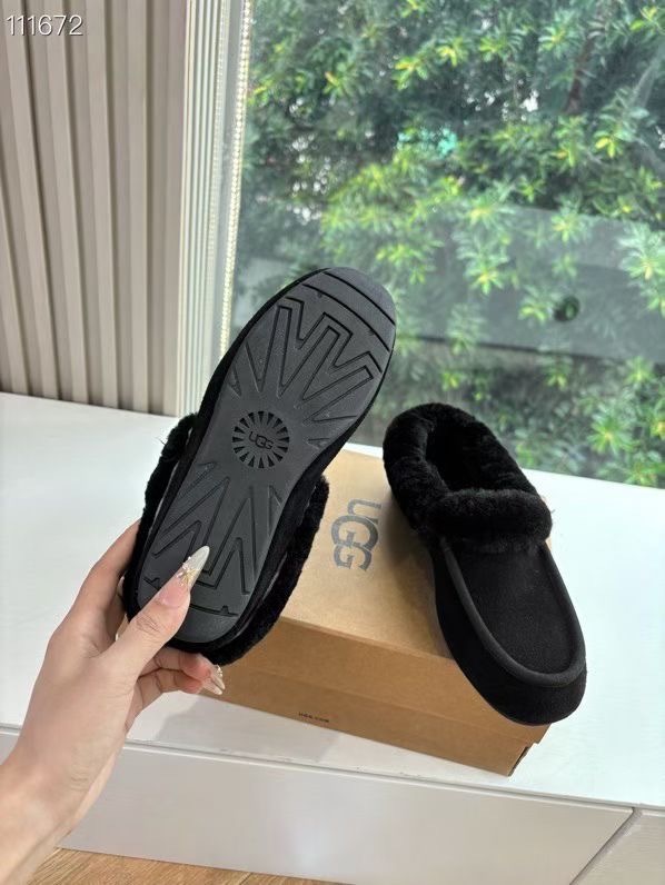 所见即所得UGG秋冬新款厚底休闲鞋‼️ 作为的领军品牌,这双新款同样延续了其一贯的舒适理念,穿在脚上轻盈