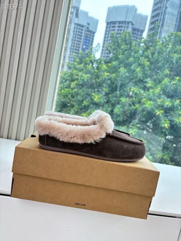 所见即所得UGG秋冬新款厚底休闲鞋‼️ 作为的领军品牌,这双新款同样延续了其一贯的舒适理念,穿在脚上轻盈