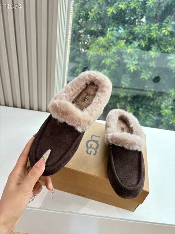 所见即所得UGG秋冬新款厚底休闲鞋‼️ 作为的领军品牌,这双新款同样延续了其一贯的舒适理念,穿在脚上轻盈