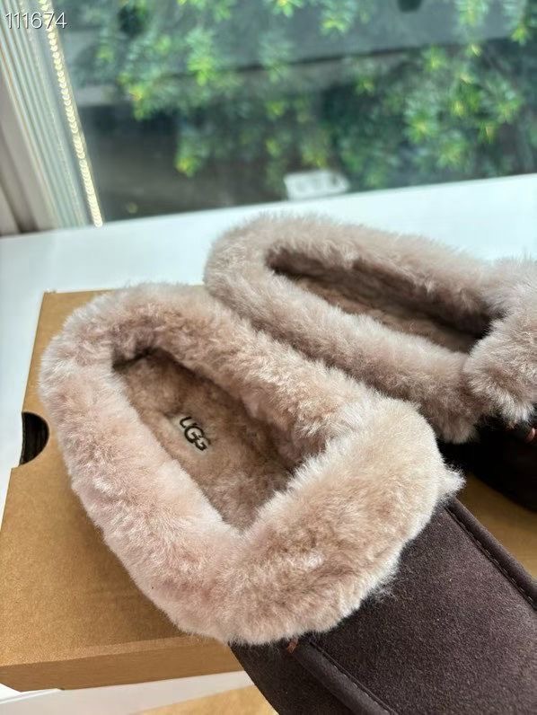 所见即所得UGG秋冬新款厚底休闲鞋‼️ 作为的领军品牌,这双新款同样延续了其一贯的舒适理念,穿在脚上轻盈
