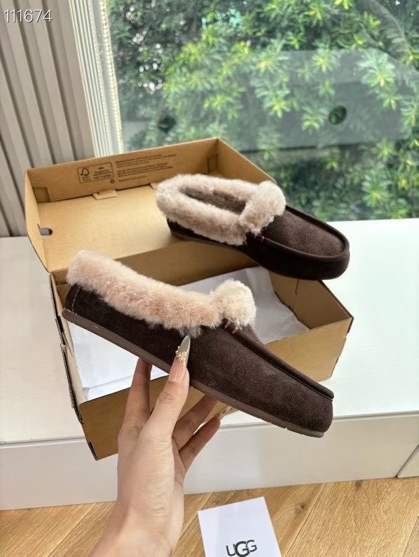 所见即所得UGG秋冬新款厚底休闲鞋‼️ 作为的领军品牌,这双新款同样延续了其一贯的舒适理念,穿在脚上轻盈