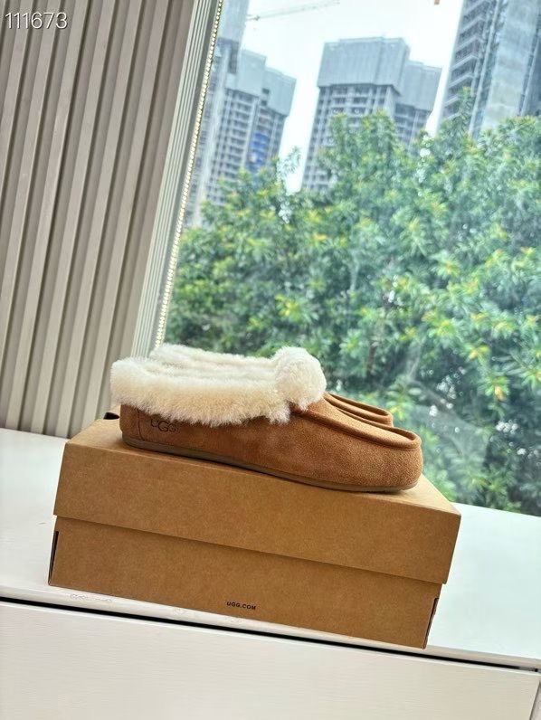 所见即所得UGG秋冬新款厚底休闲鞋‼️ 作为的领军品牌,这双新款同样延续了其一贯的舒适理念,穿在脚上轻盈