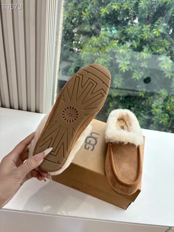 所见即所得UGG秋冬新款厚底休闲鞋‼️ 作为的领军品牌,这双新款同样延续了其一贯的舒适理念,穿在脚上轻盈