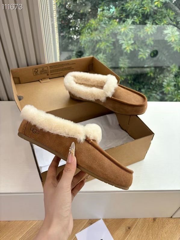 所见即所得UGG秋冬新款厚底休闲鞋‼️ 作为的领军品牌,这双新款同样延续了其一贯的舒适理念,穿在脚上轻盈