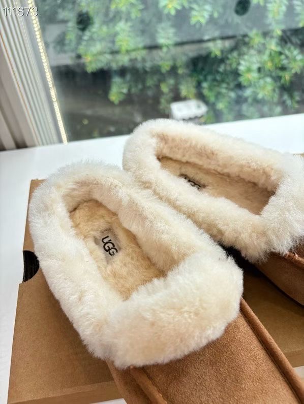 所见即所得UGG秋冬新款厚底休闲鞋‼️ 作为的领军品牌,这双新款同样延续了其一贯的舒适理念,穿在脚上轻盈
